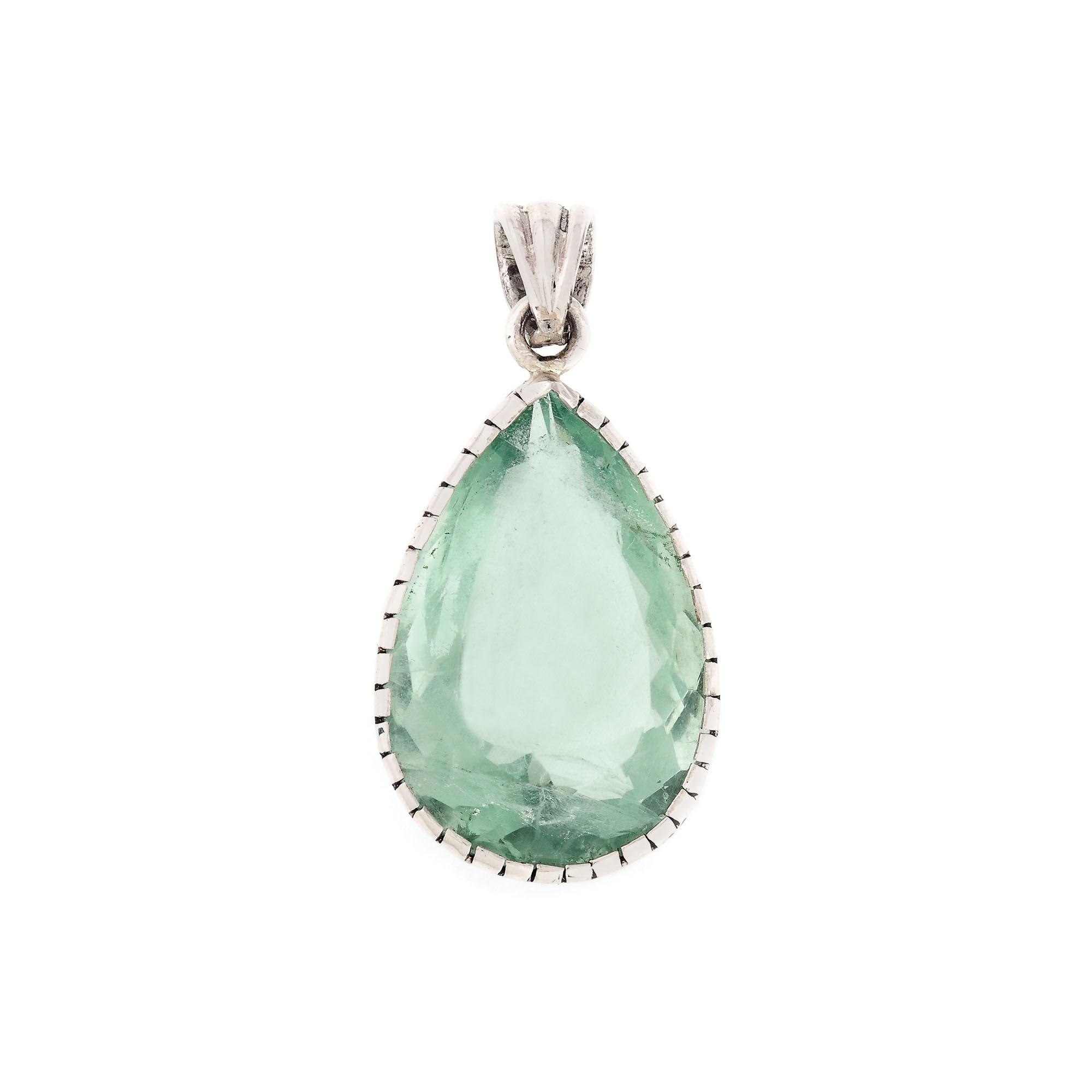 Pandantiv din argint, decorat cu un mare fluorit (cca. 29,50 ct.)