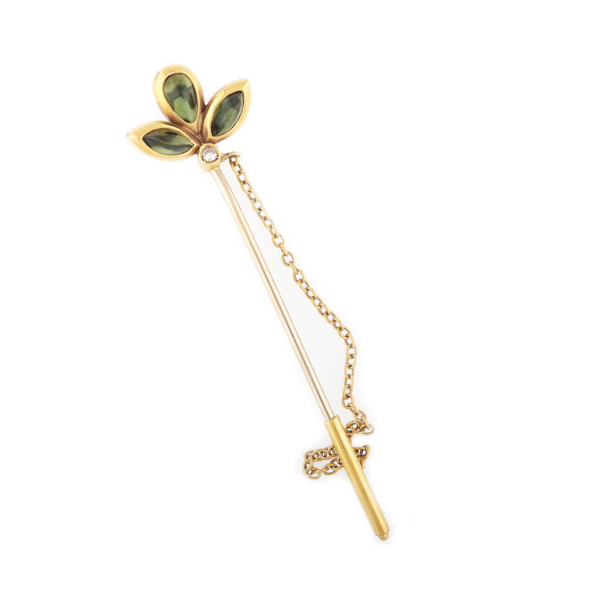 Pin din aur, decorat cu petale de peridot și un diamant