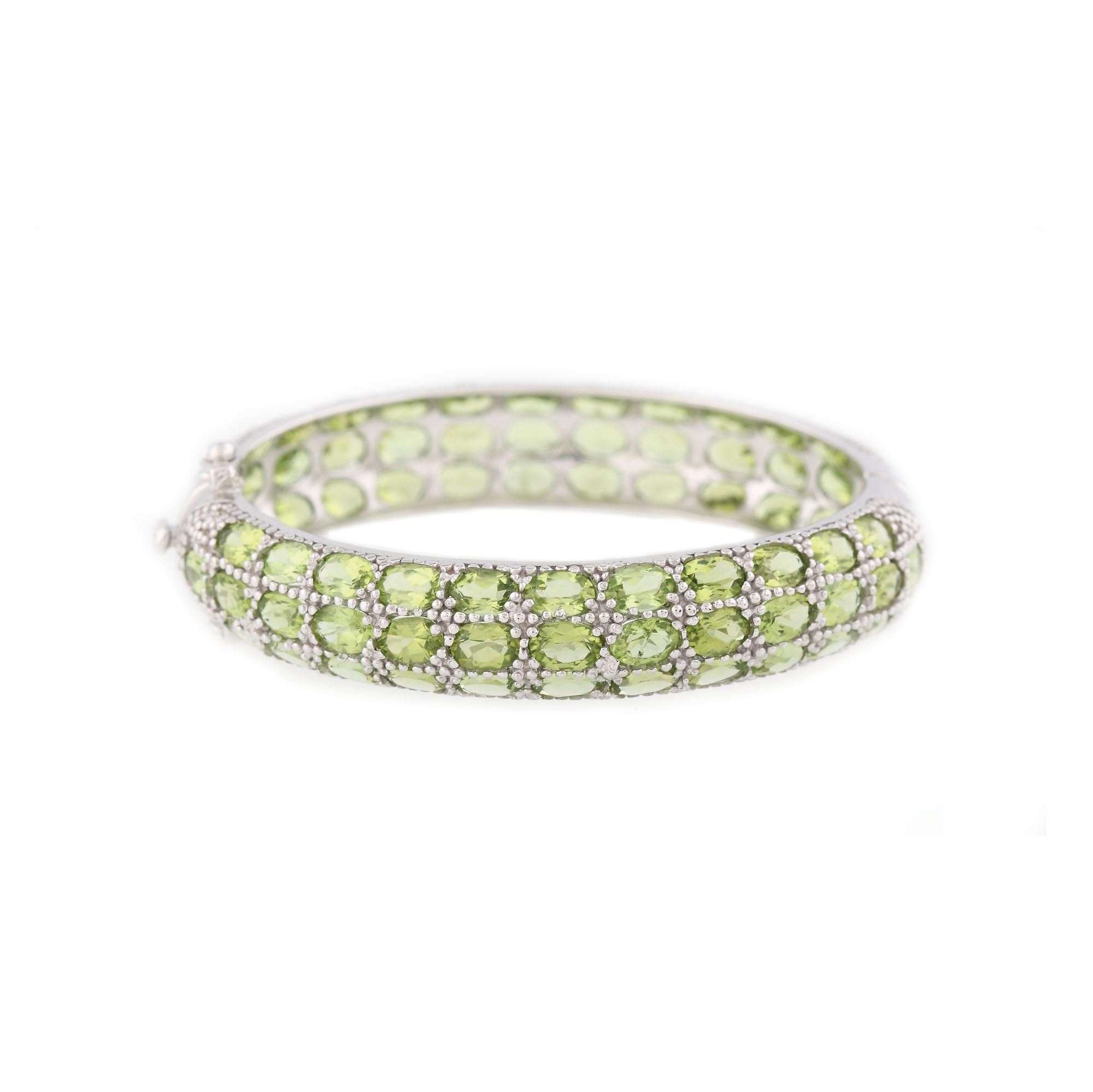 Brățară din argint, decorată cu peridote, în manieră Art Deco