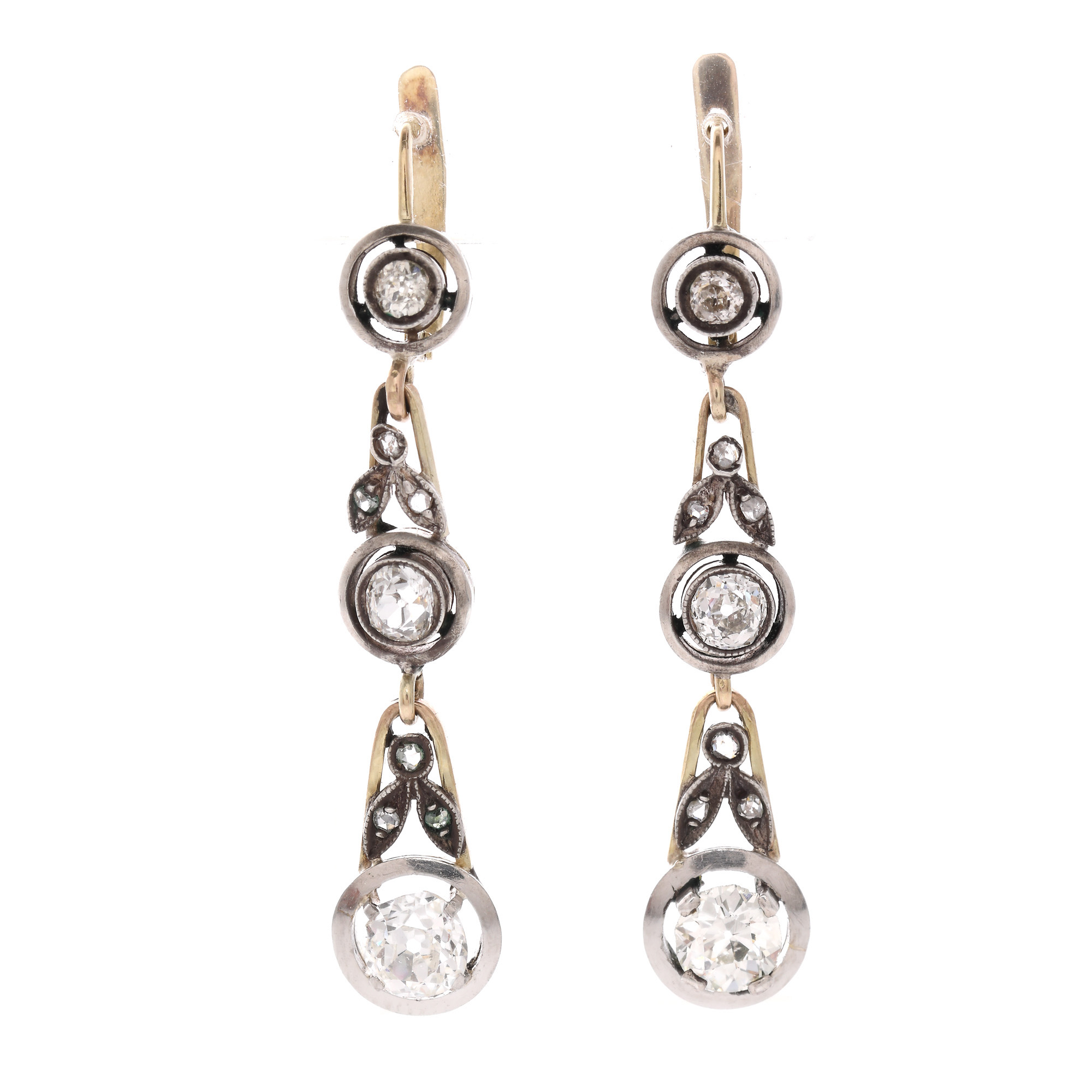 Pair of white gold earrings, decorated with diamonds, circa 1908-1917
