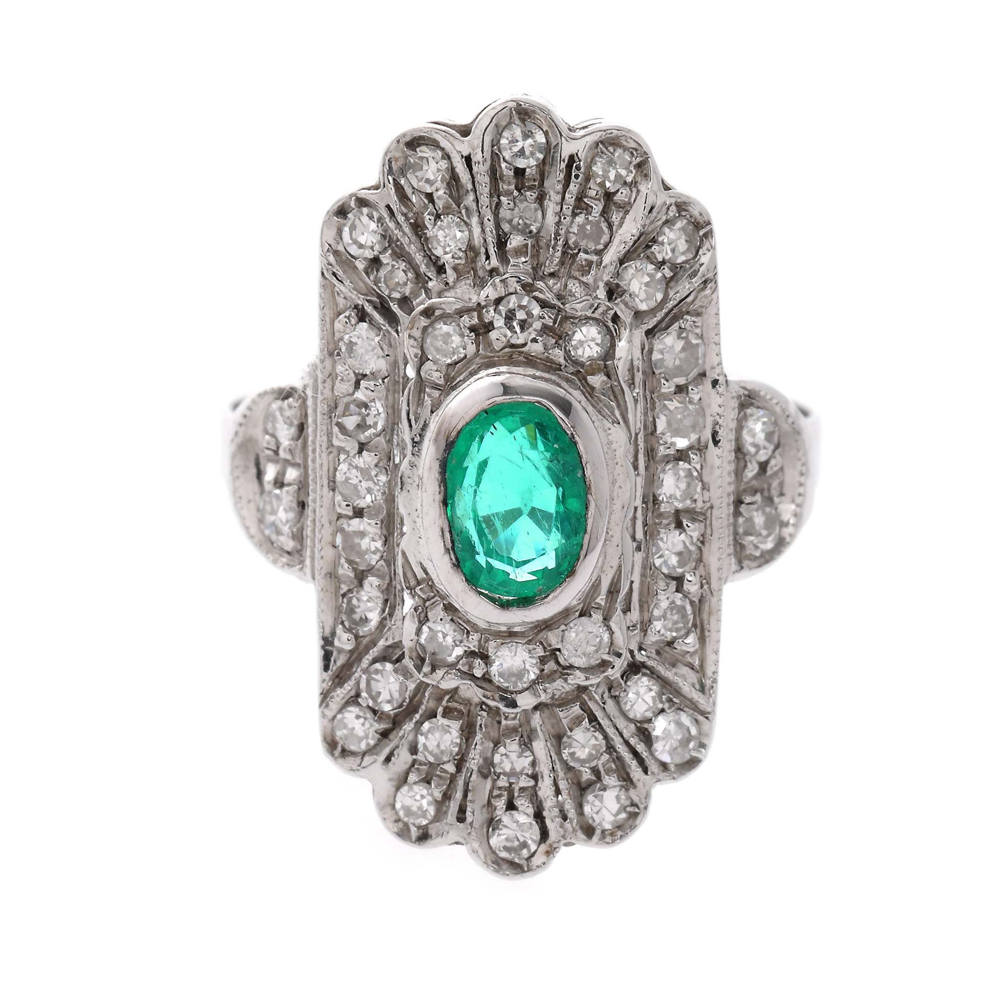 Inel din aur alb, de inspirație Art Deco, decorat cu smarald și diamante