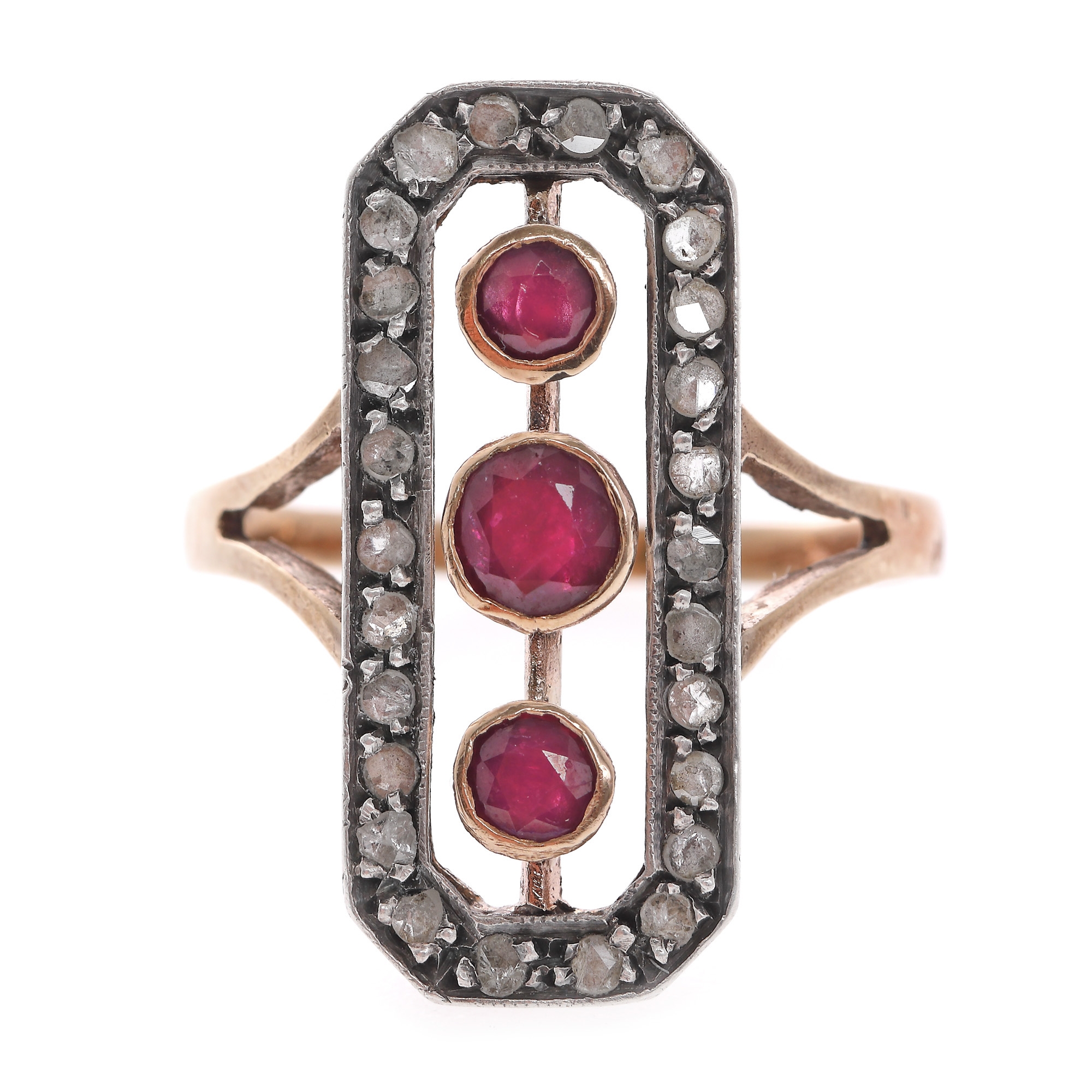 Inel Art Deco din aur roșu și argint, decorat cu rubine și diamante, cca. 1920-1930