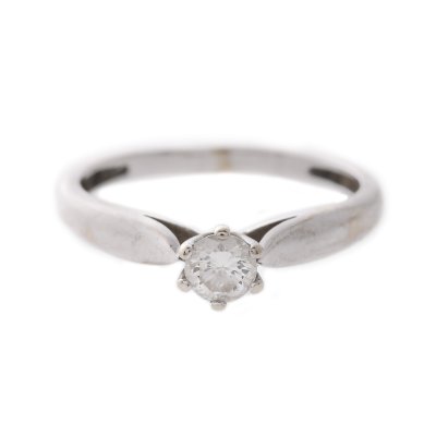 White gold ring, decorated with solitaire diamond