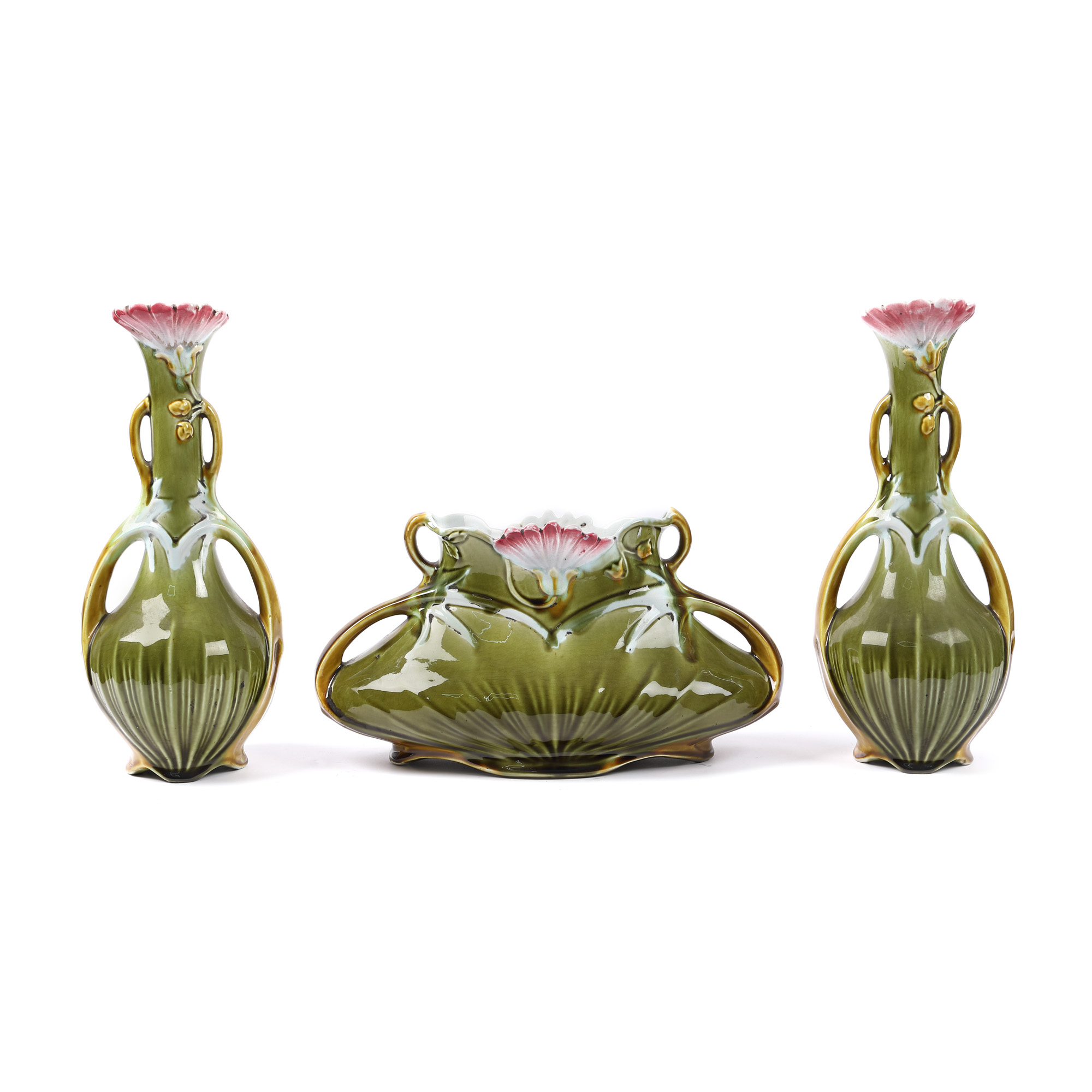 Ansamblu Art Nouveau din ceramică, format din centru de masă și pereche de vase soliflore, decorat cu garoafe roz, cca. 1900