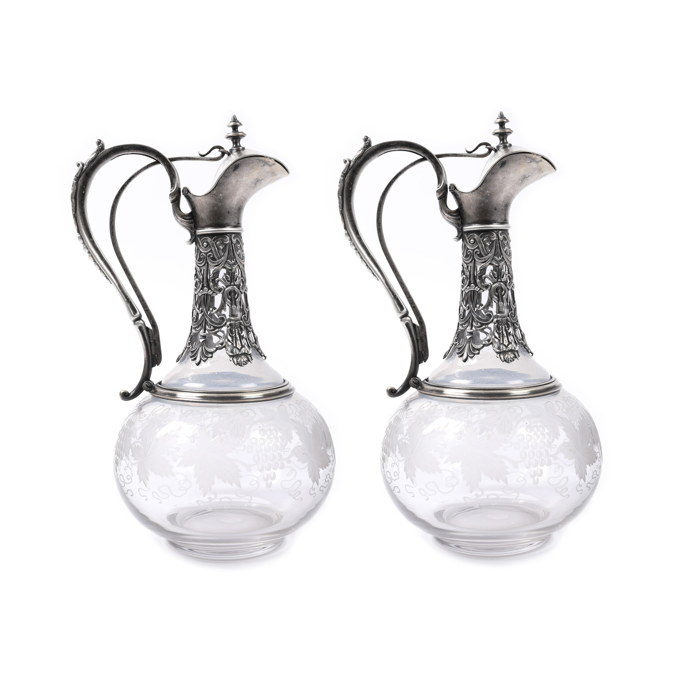 Pereche de carafe din cristal, decorată cu vrejuri vegetale stilizate și viță-de-vie, prima jumătate a sec. XX