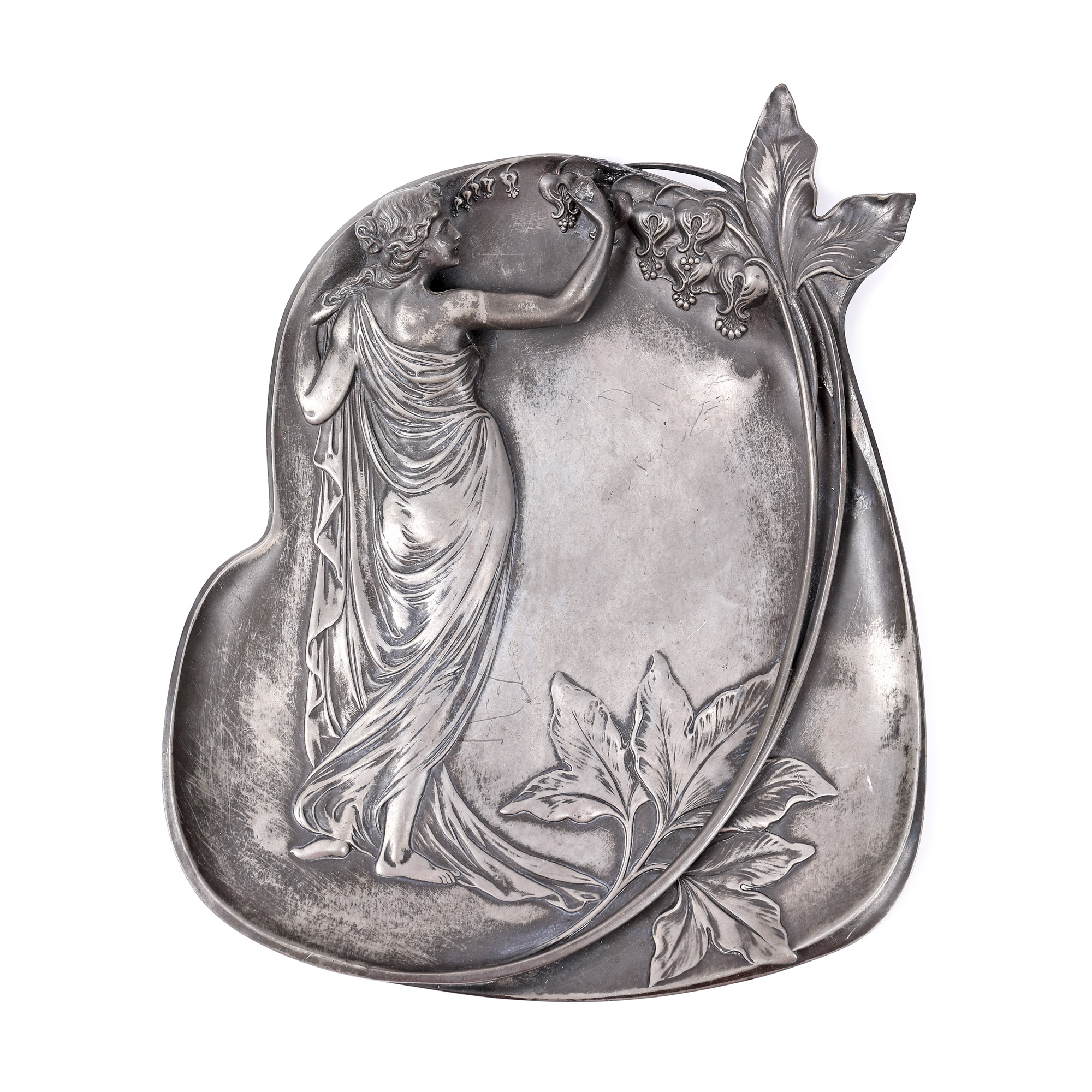 Vide-poche WMF în stil Art Nouveau, decorat cu tânără culegând flori ("Cerceii doamnei"), cca. 1910-1920