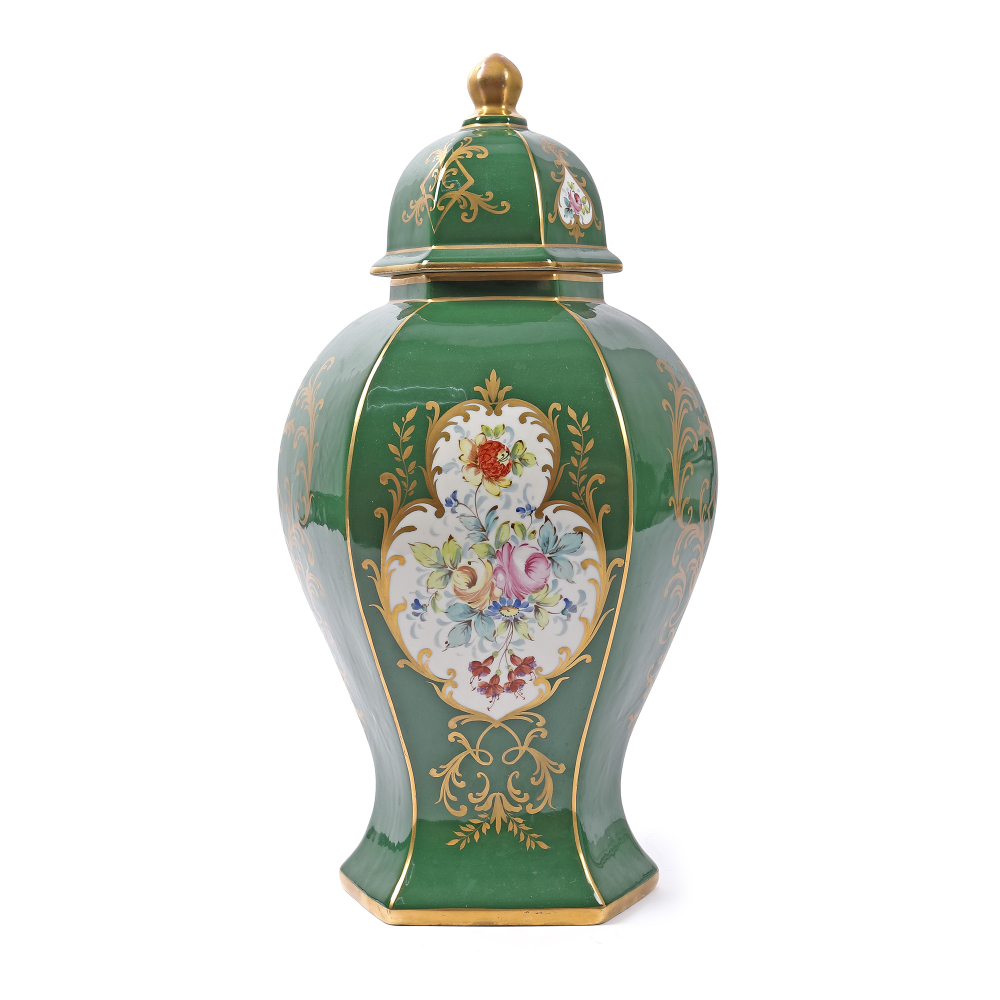 Monumental vas din porțelan în stil Charles X, realizat de manufactura Dagoty, cu decor pictat cu email și aur, cca. 1820, provine din colecția Moise Weinberg