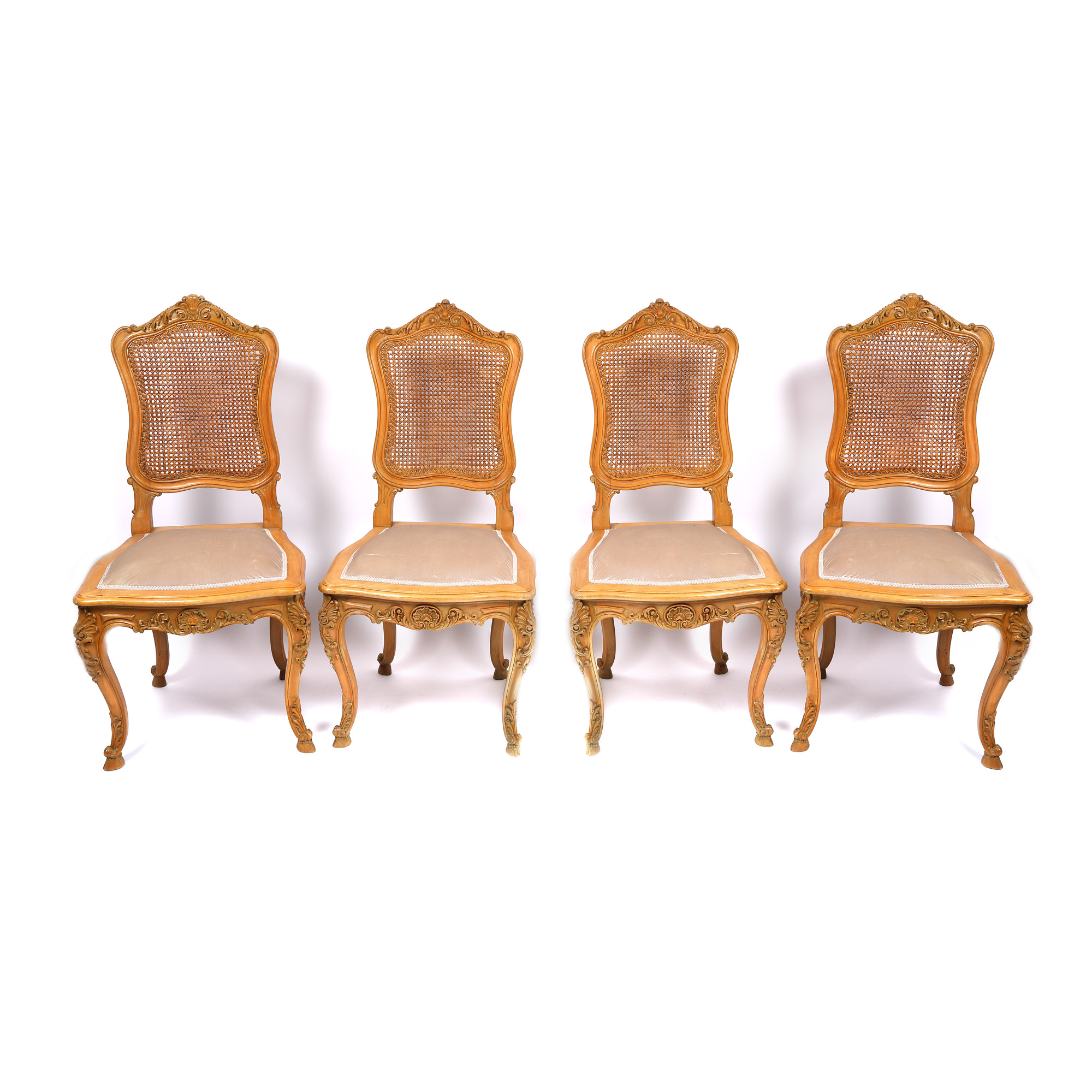 Set de patru scaune în manieră Louis XV, decorat cu motive florale