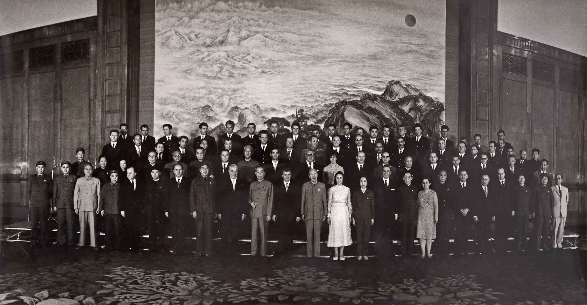 Fotografie ilustrând vizita oficială a dictatorului Nicolae Ceaușescu, însoțit de diverși oficiali (între care îl remarcăm pe Ion Iliescu), în Republica Populară Chineză, alături de Zhou Enlai, Dong Biwu, Chen Yun și Liu Shaoqi, iunie 1971