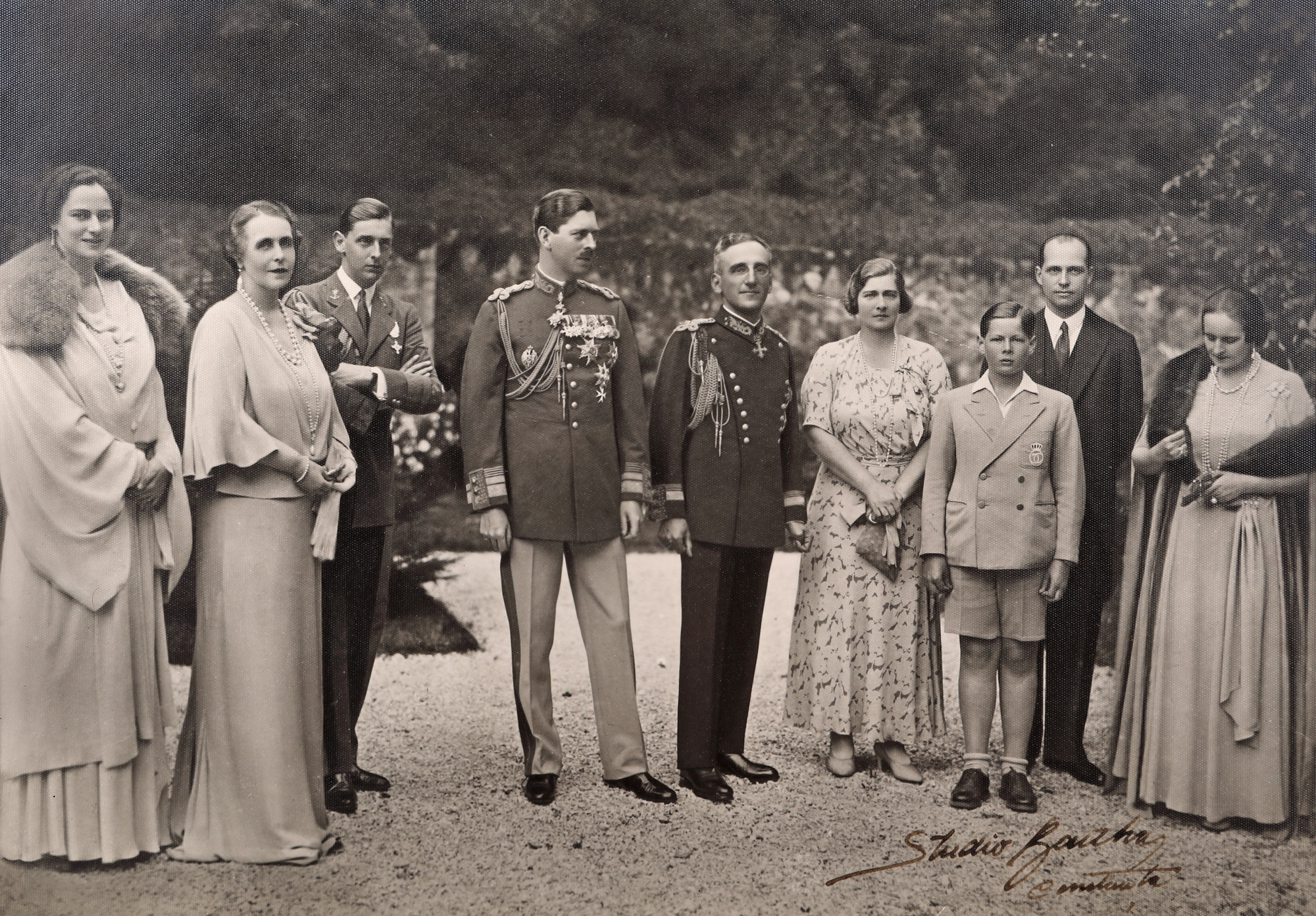 Fotografie ilustrând familia regală a României, Iugoslaviei și Greciei, atelier fotografic Studio Bartha, cca. 1933