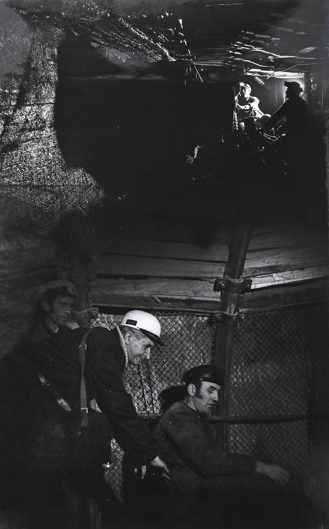 Inedită fotografie ilustrându-l pe Nicolae Ceaușescu în mină, împingând un furgonet, cca. 1970
