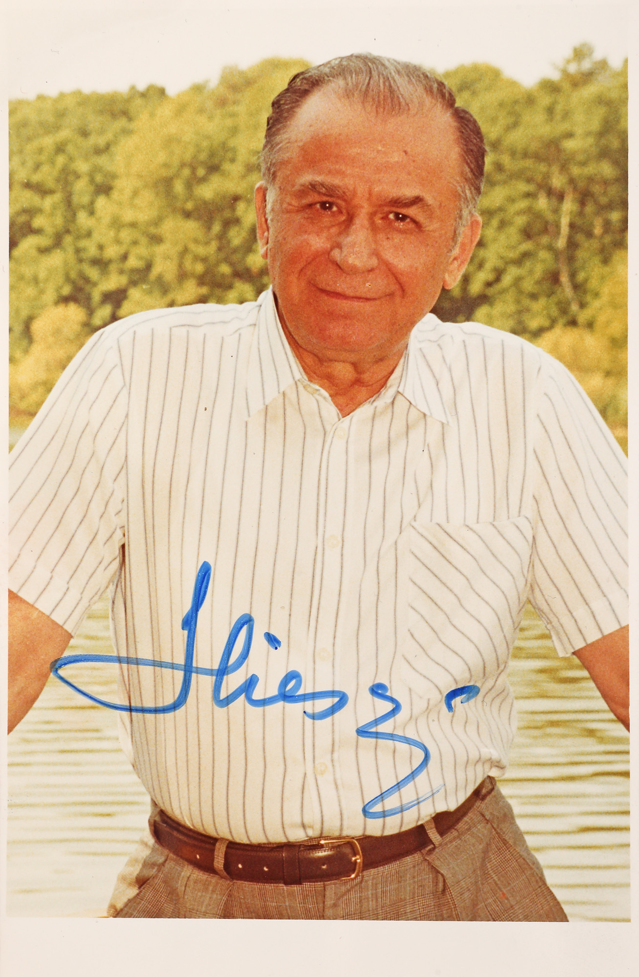 Fotografie ilustrându-l pe primul Președinte al României postdecembriste, Ion Iliescu, anii '90, cu semnătura olografă a acestuia