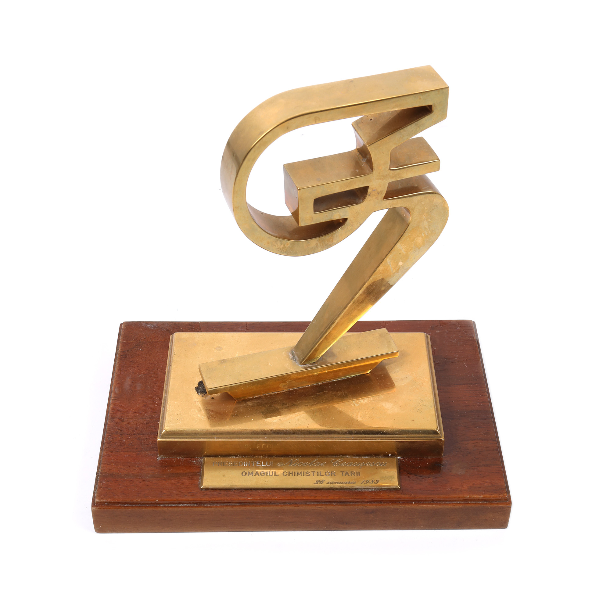 Sculptură primită de Nicolae Ceaușescu, ”Omagiul Chimiștilor Țării”, cu ocazia împlinirii vârstei de 65 de ani, sculptura în metal figurează și numărul aniversar, 26 ianuarie 1983