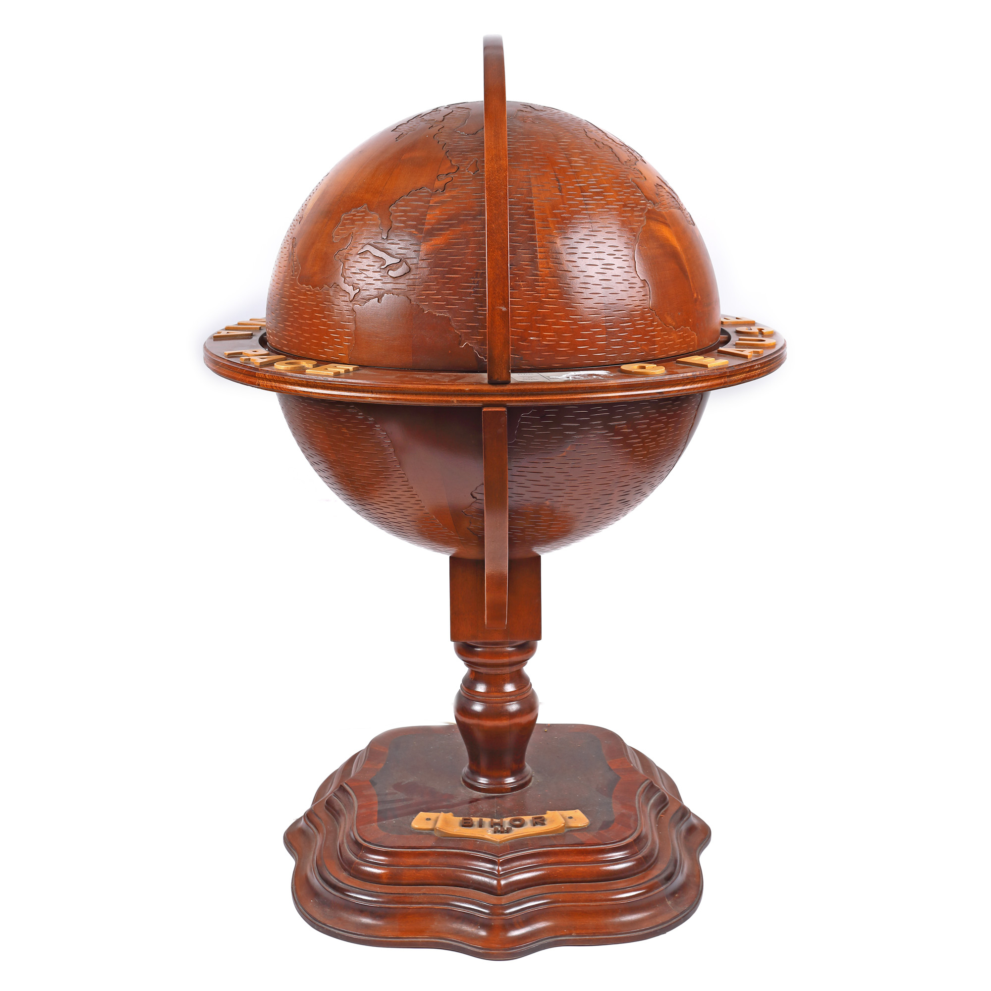 Bar în formă de glob pământesc cu lampă, sculptat în lemn, inscripționat ”Ceaușescu, România, Pace”, făcut cadou de filiala P.C.R. Bihor lui Nicolae Ceaușescu