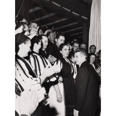 Fotografie reprezentând vizita lui Nicolae Ceaușescu la platforma industrială Apaca, anii 1980