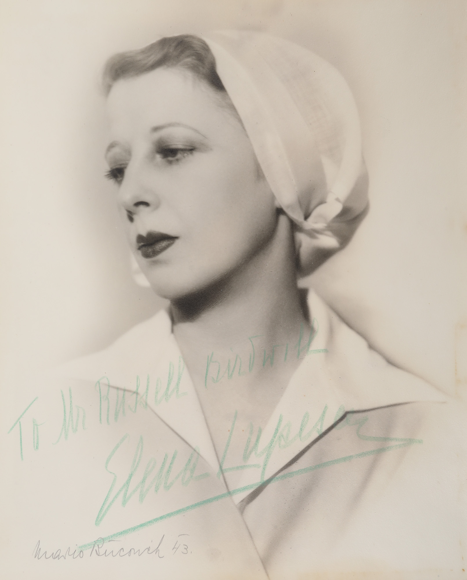 Fotografie ilustrând-o pe Elena (Magda) Lupescu, cu semnătură olografă, anii 1930