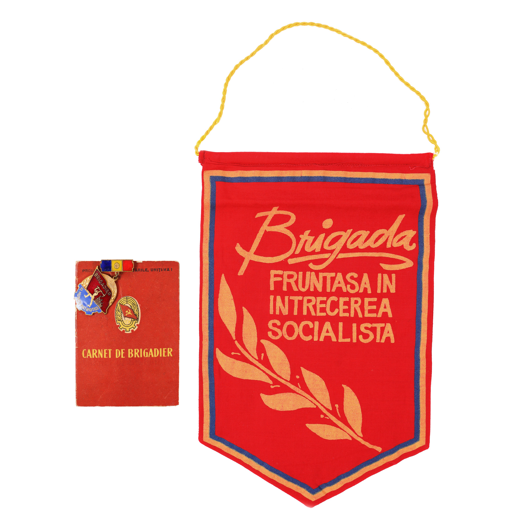 Lot format din steag ”Brigada fruntașă în întrecerea socialistă”, Carnet de Brigadier și insignă ”Brigadier al muncii patriotice”, cca. 1972