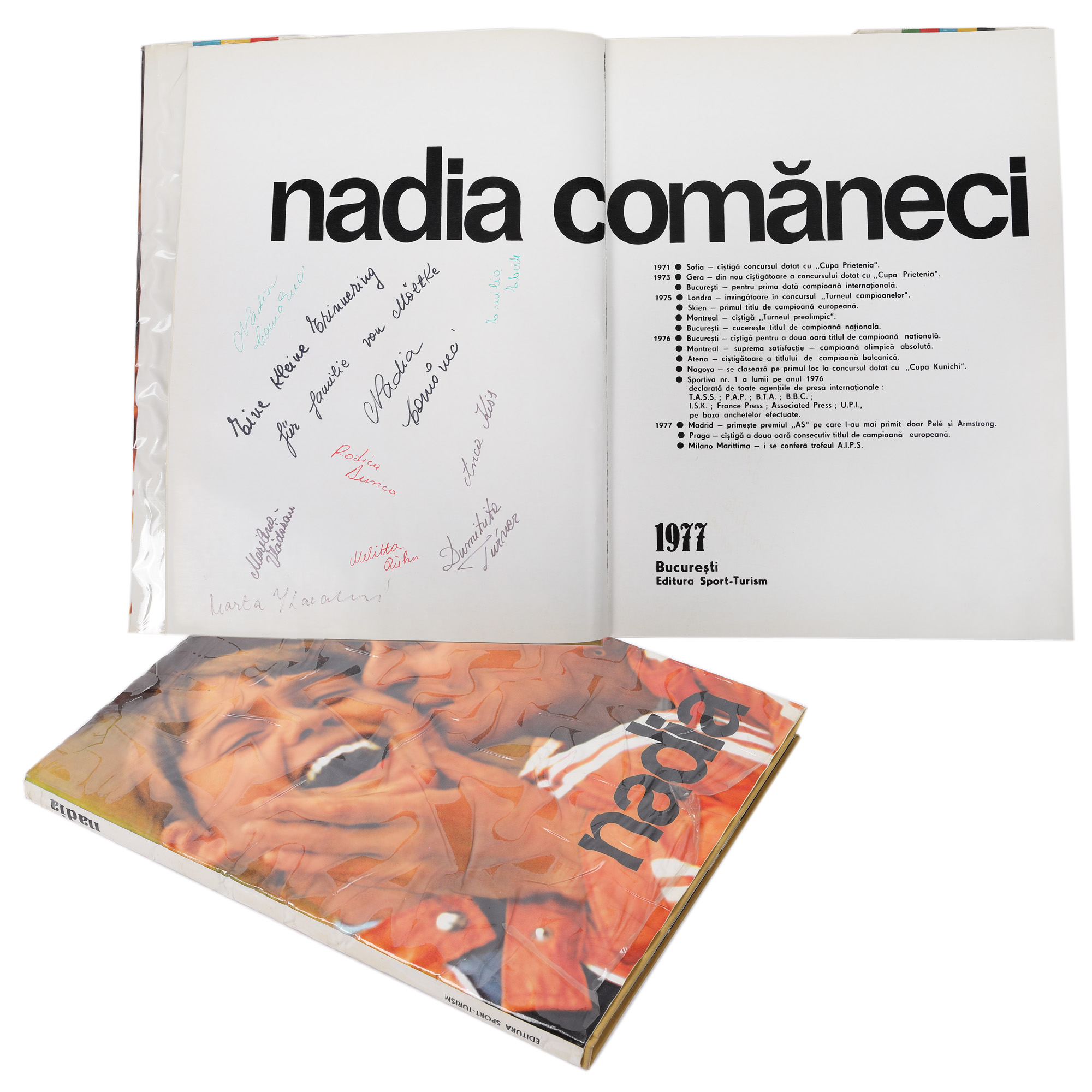 Album Nadia Comăneci cu semnăturile lotului feminin de gimnastică, câștigător la Olimpiada de la Montreal din 1976