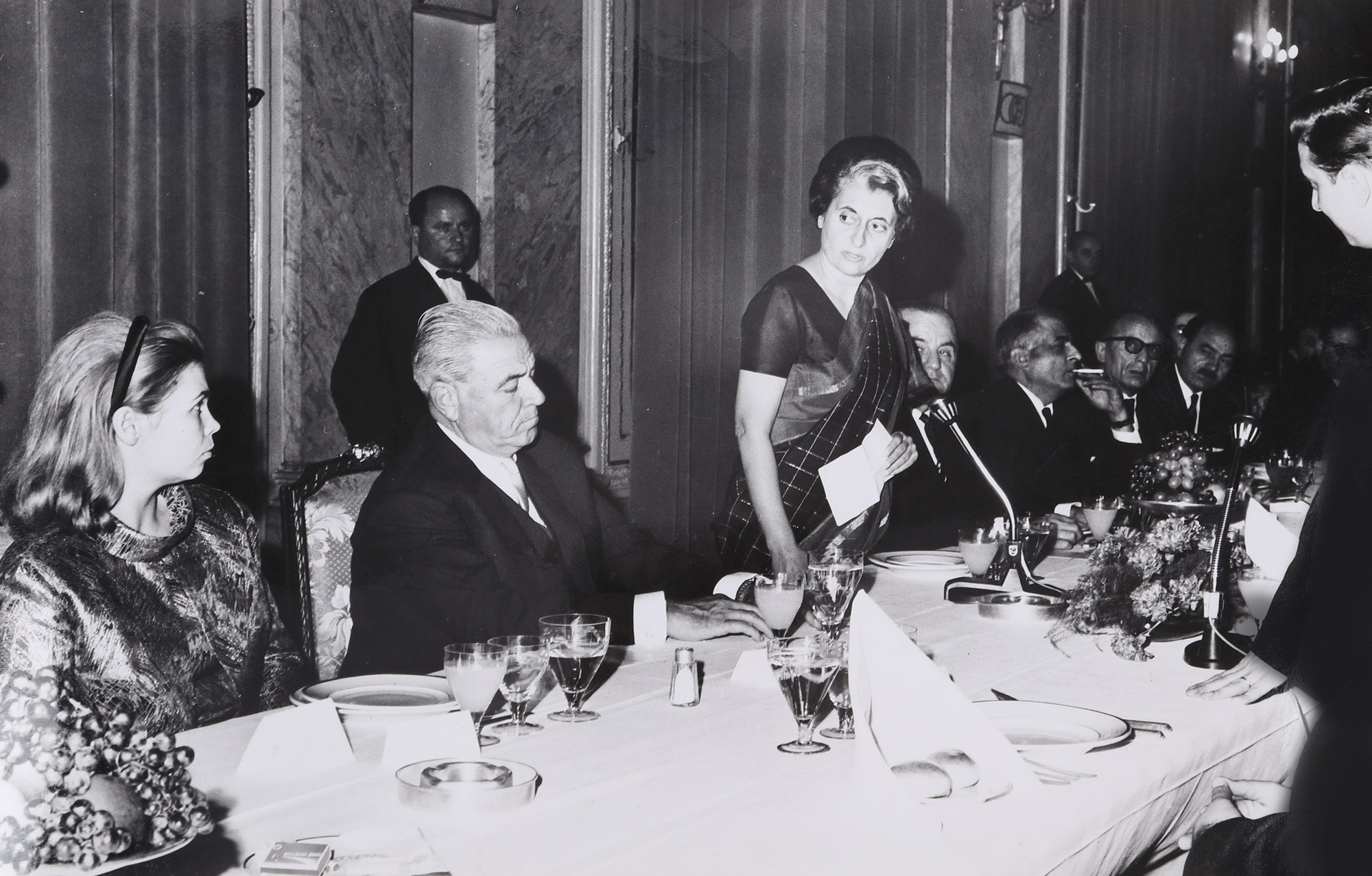 Lot format dintr-o fotografie ce îi surprinde pe Ion Gheorghe Maurer, Prim-Ministru al României și Indira Gandhi, Prim-Ministru și Ministru de Externe al Indiei, provine din arhiva fostului Ministru de Externe George Macovescu, 1967