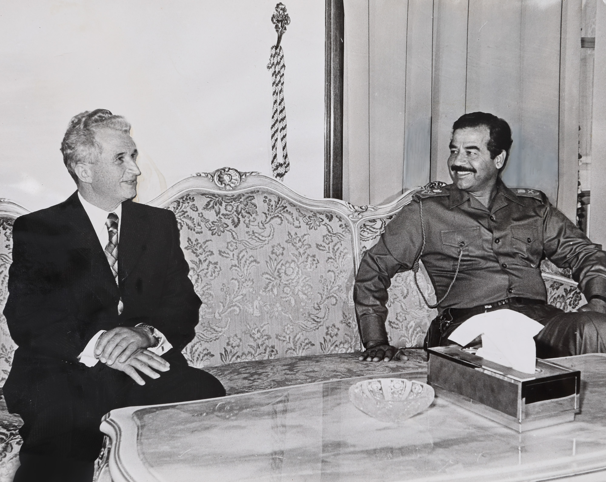 Fotografie ilustrându-i pe Nicolae Ceaușescu și Saddam Hussein, Bagdad, 1982