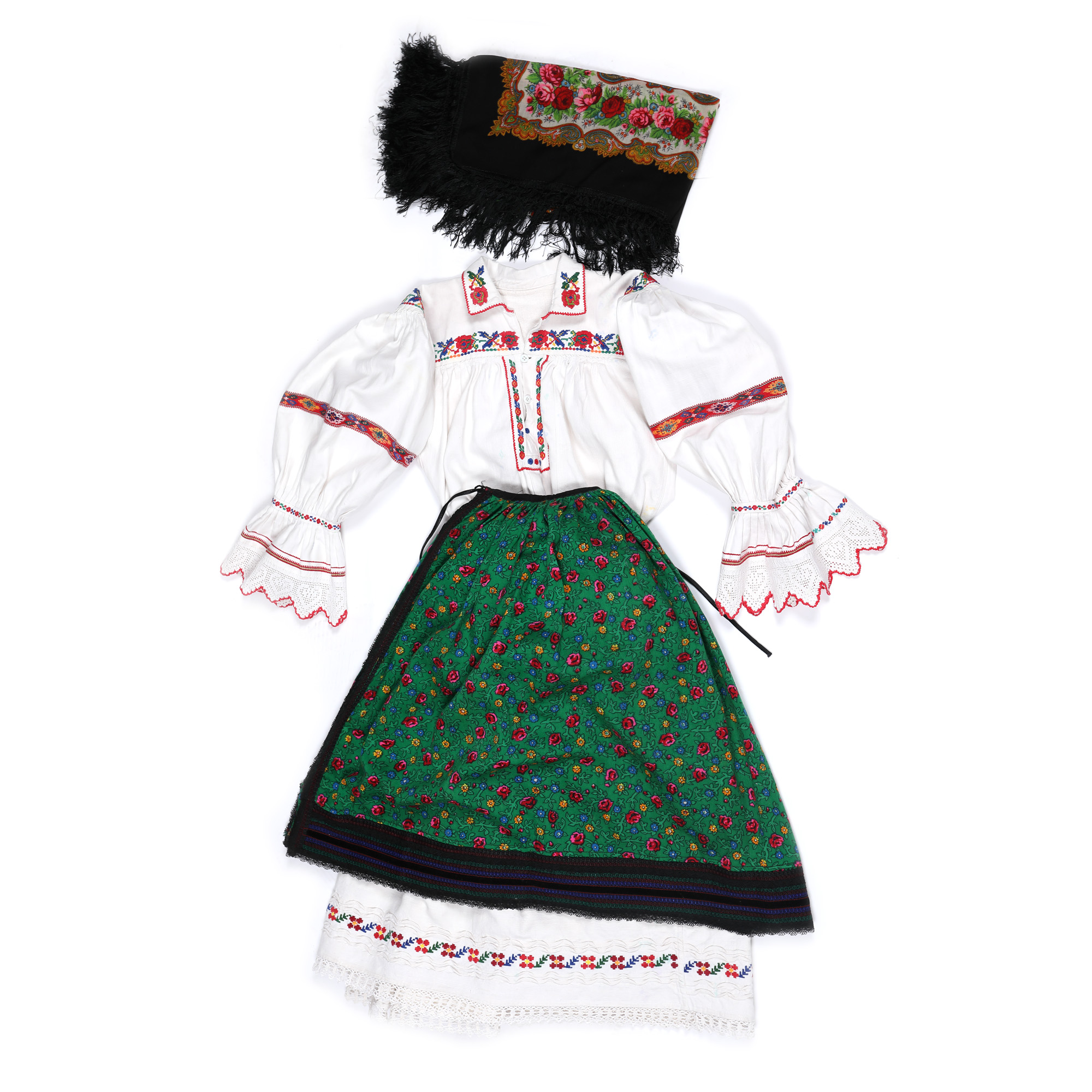 Costum popular ”de duminică”, alcătuit din cămașă, poale, zadie și batic, decorată cu motive fitomorfe și geometrice, zona Cupșeni, sudul Maramureșului, cca. 1950