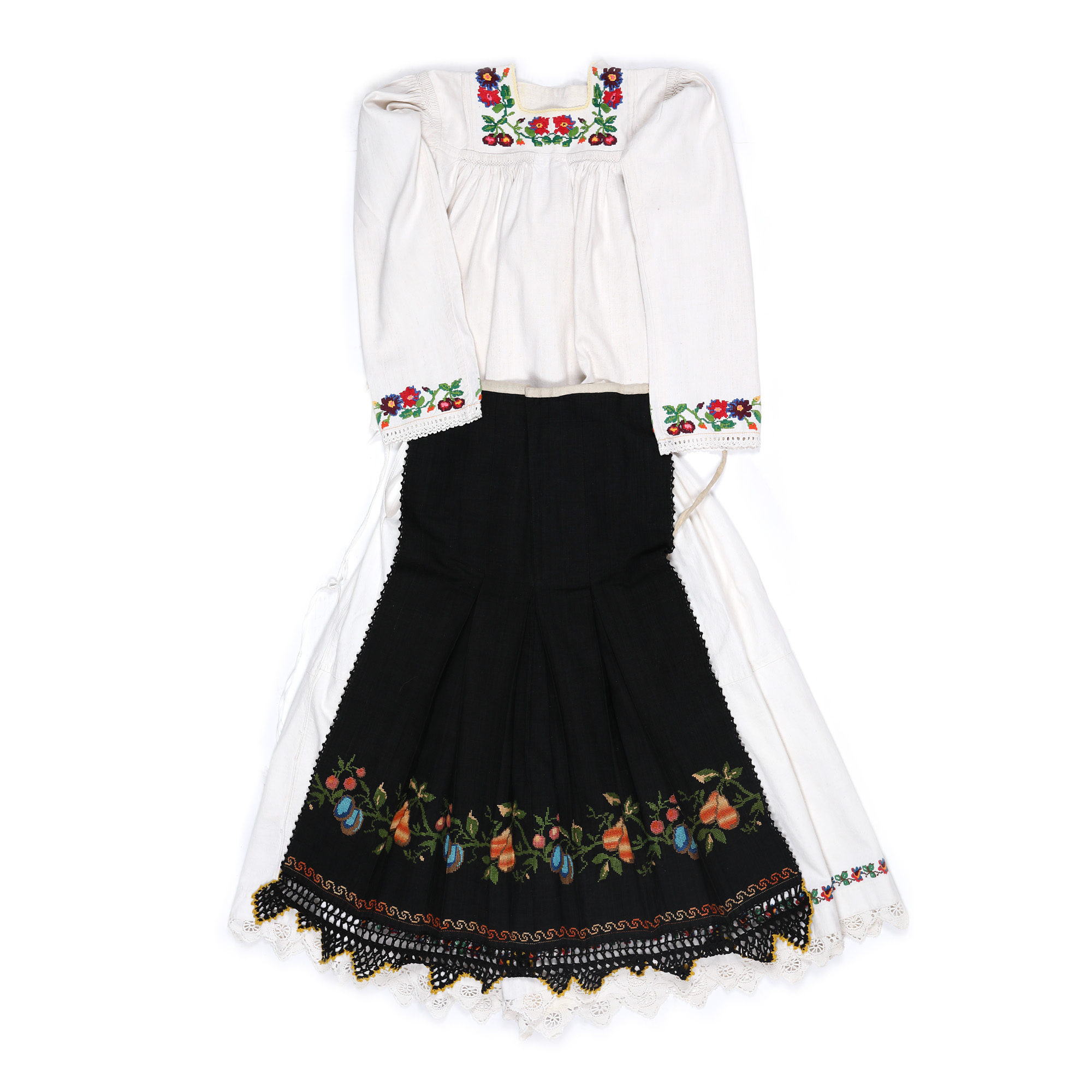Costum popular ”de duminică”, alcătuit din cămașă, poale și șorț, decorat inedit cu cireșe, prune și pere, zona Chioar, Cluj, cca. 1930