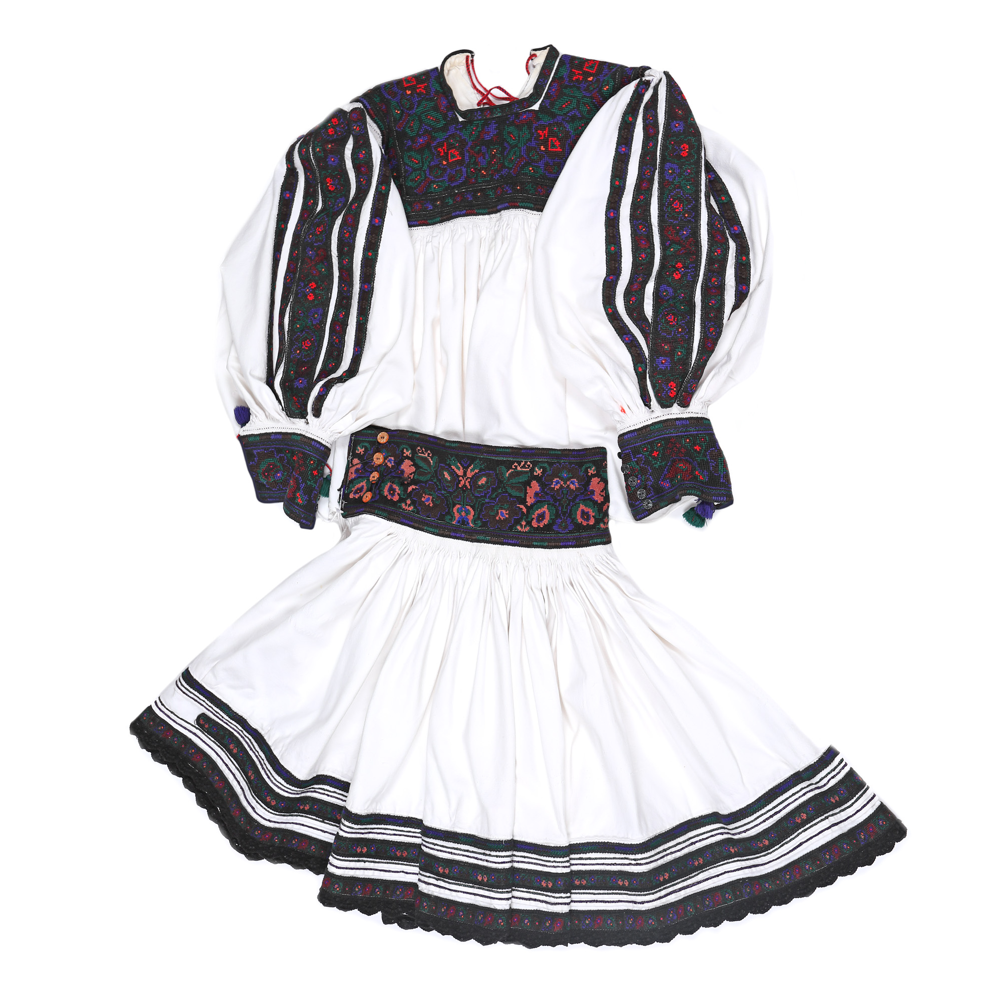 Costum popular, format din cămașă și poale, zona Oaș, cca. 1960, provine din colecția Iuliei Gorneanu