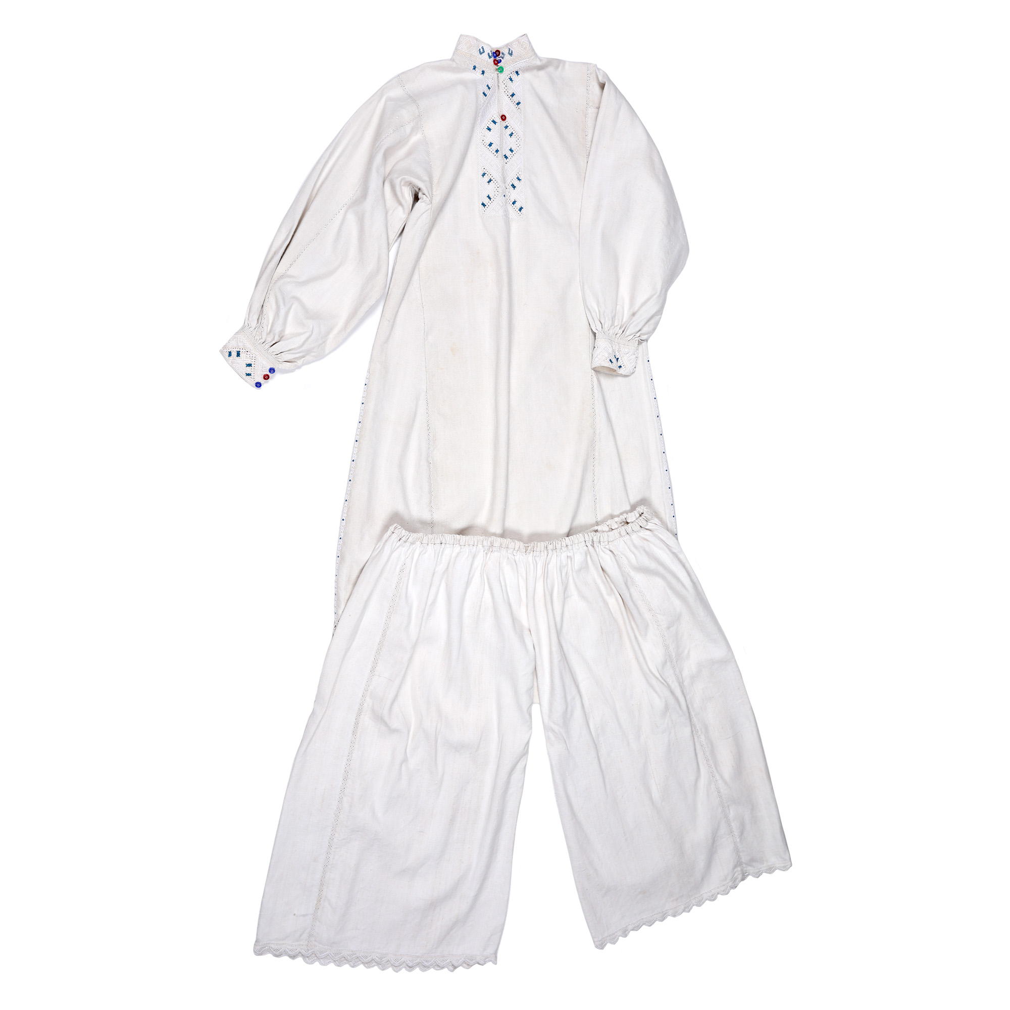 Costum bărbătesc, format din cămașă și pantaloni din cânepă, decorat cu motive geometrice și nasturi din sticlă, Ținutul Pădurenilor, Hunedoara, cca. 1920
