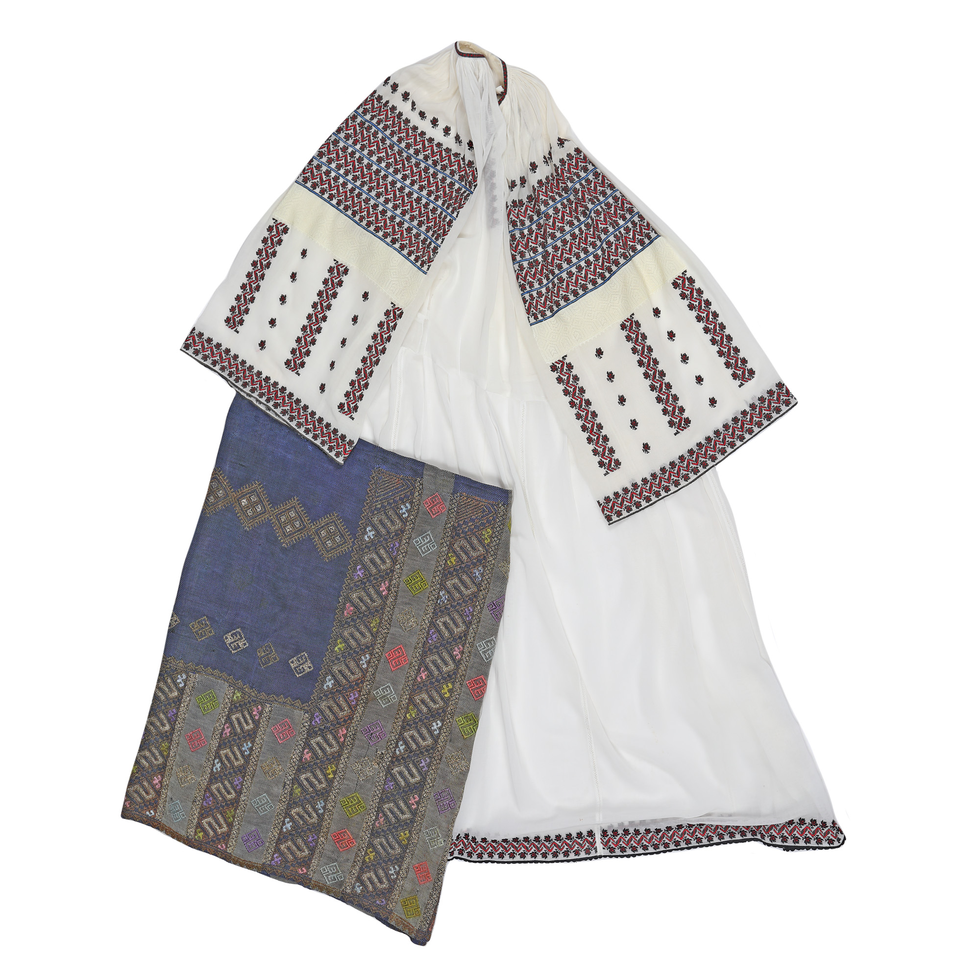 Costum format din ie cu poale din batist, brodată manual în culorile naționale, și fotă din mătase brodată cu fir metalic, cca. 1920, provine din colecția Iuliei Gorneanu