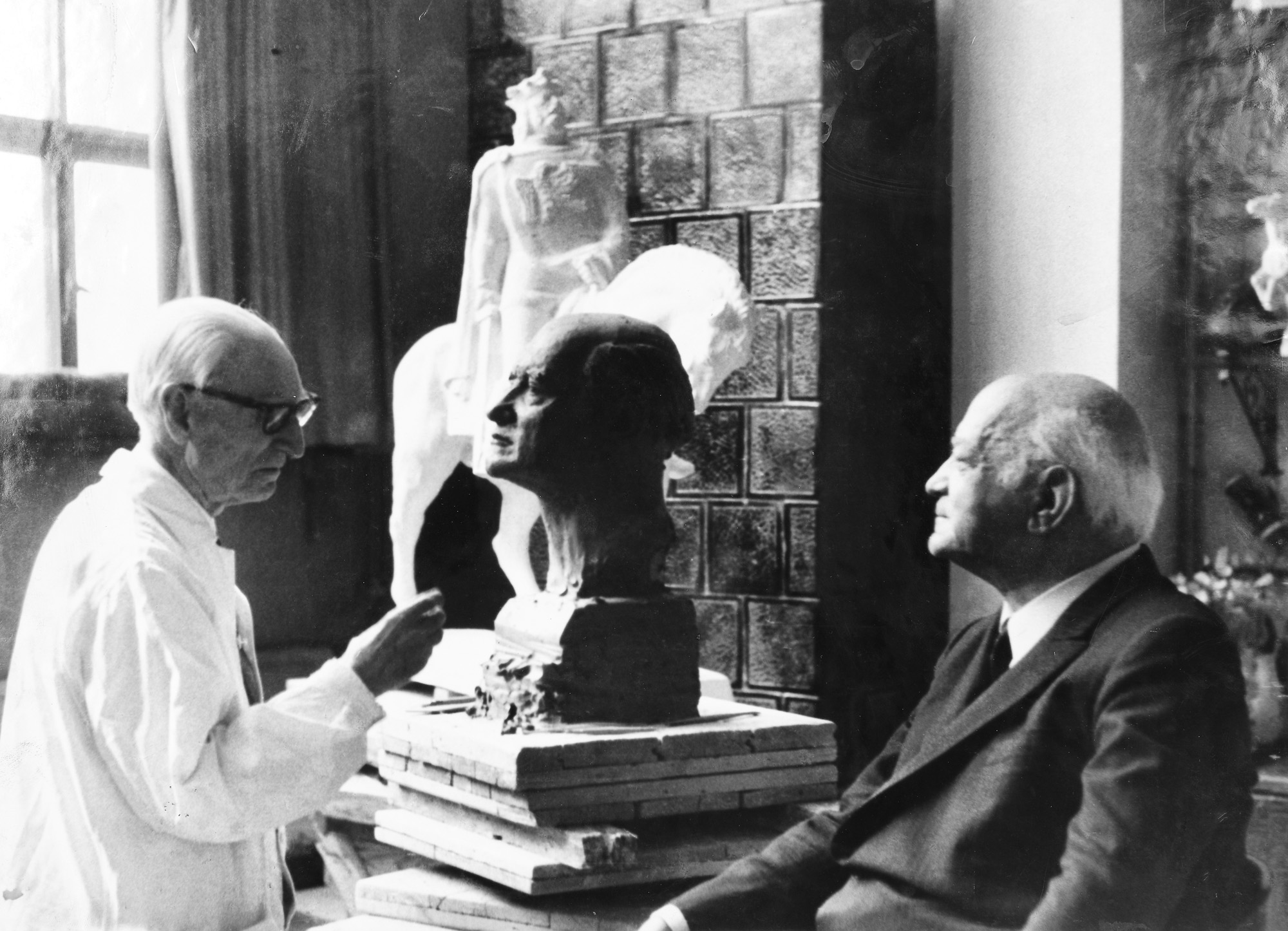 Henri Coandă taking a picture of Ion Jalea, photograph, late 1960s