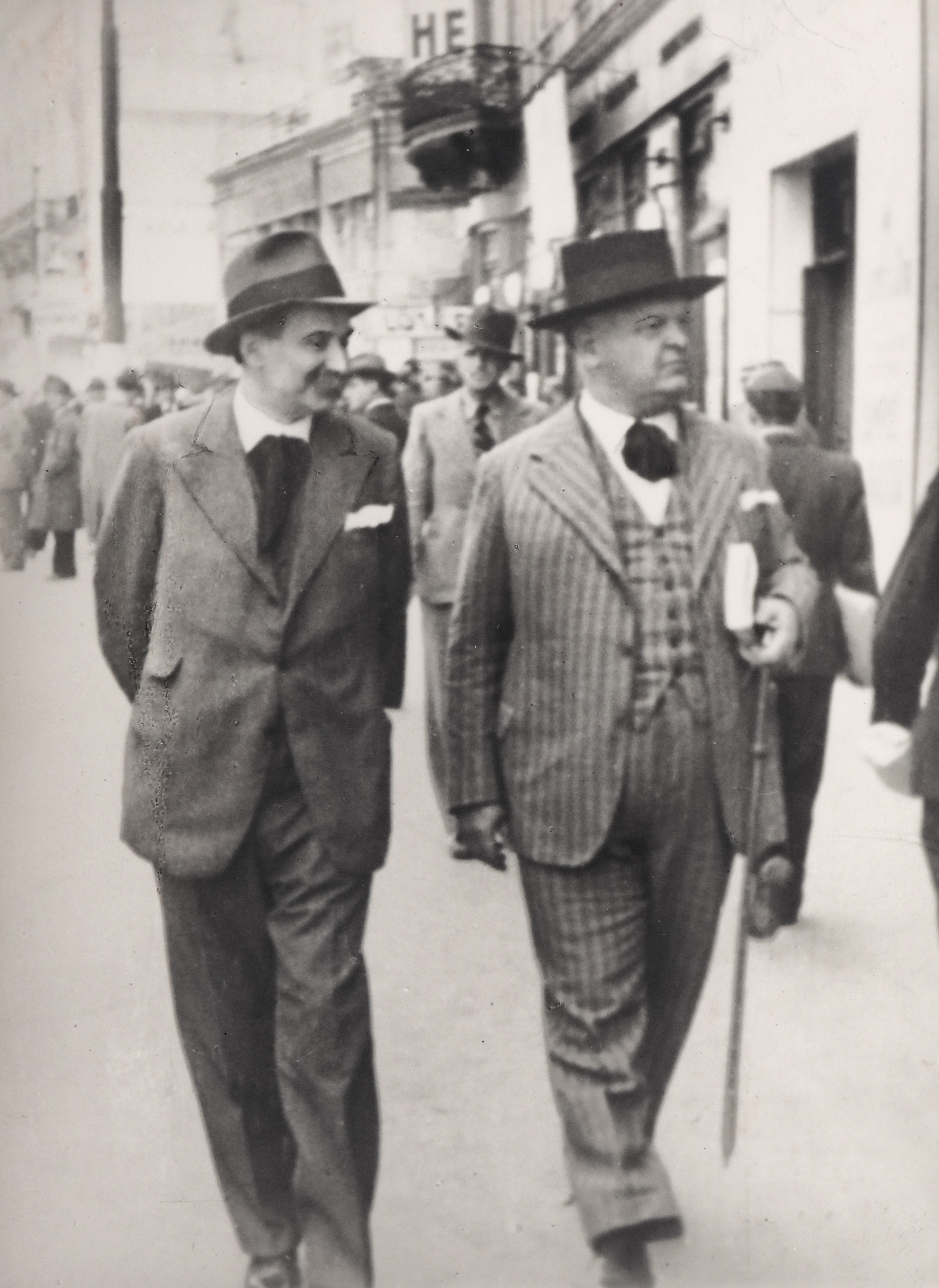 Fotografie ilustrându-l pe Mihail Sadoveanu într-o plimbare pe Calea Victoriei din București, cca. 1930