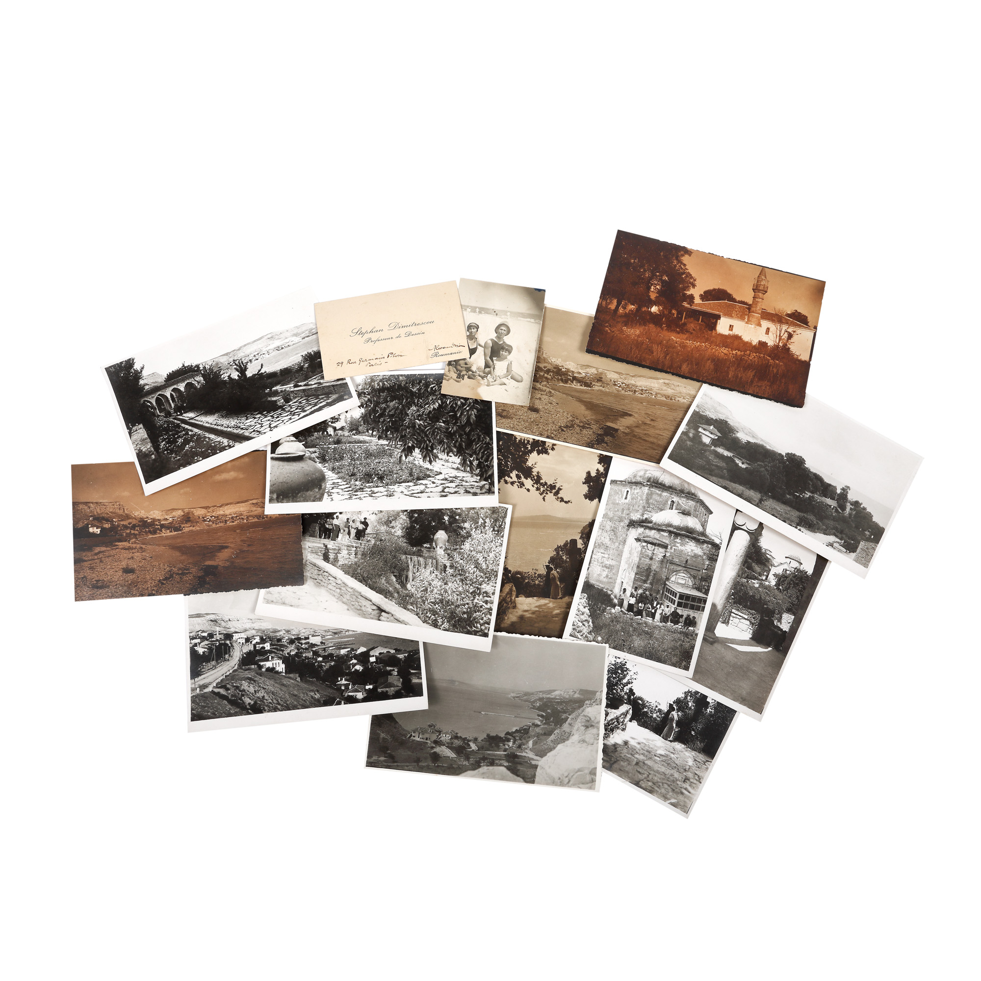 Lot format dintr-o fotografie ilustrându-l pe Ștefan Dimitrescu alături de familia sa la plajă, atelier fotografic Warner, Mangalia, 1922, și 13 fotografii cu imagini din Balcic, 1935