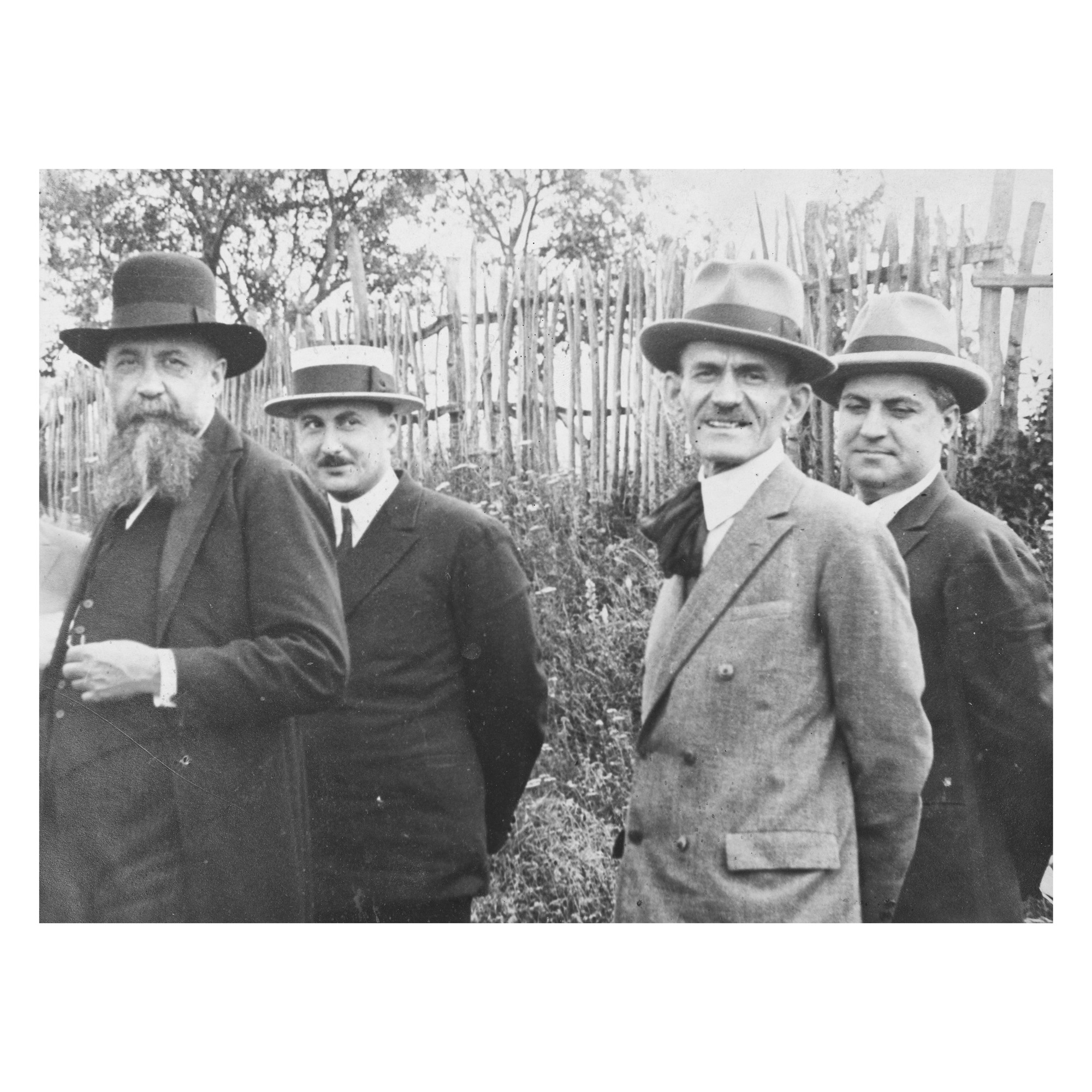 Fotografie ilustrându-i pe Nicolae Iorga, N. Georgescu-Cocoș, N. Batzaria (Moș Nae) și M Vulpescu, la Vălenii de Munte, anii '30, provine din colecția criticului literar Șerban Cioculescu