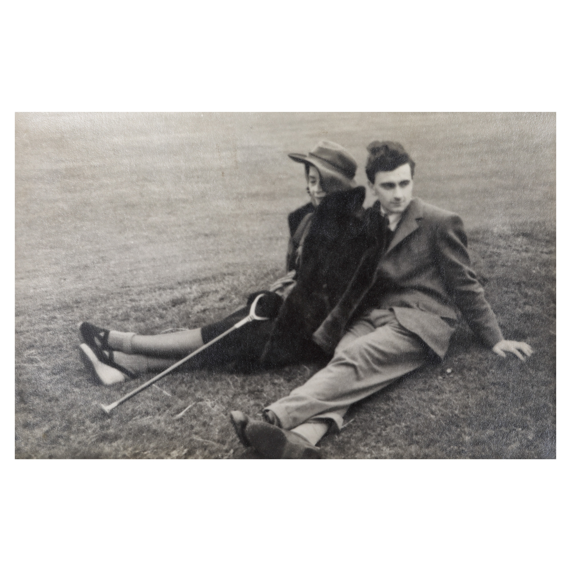 Fotografie ilustrându-i pe Martha Bibescu și pe nepotul său Jean Nicolas Ghika, 1947, provine din colecția criticului literar Șerban Cioculescu