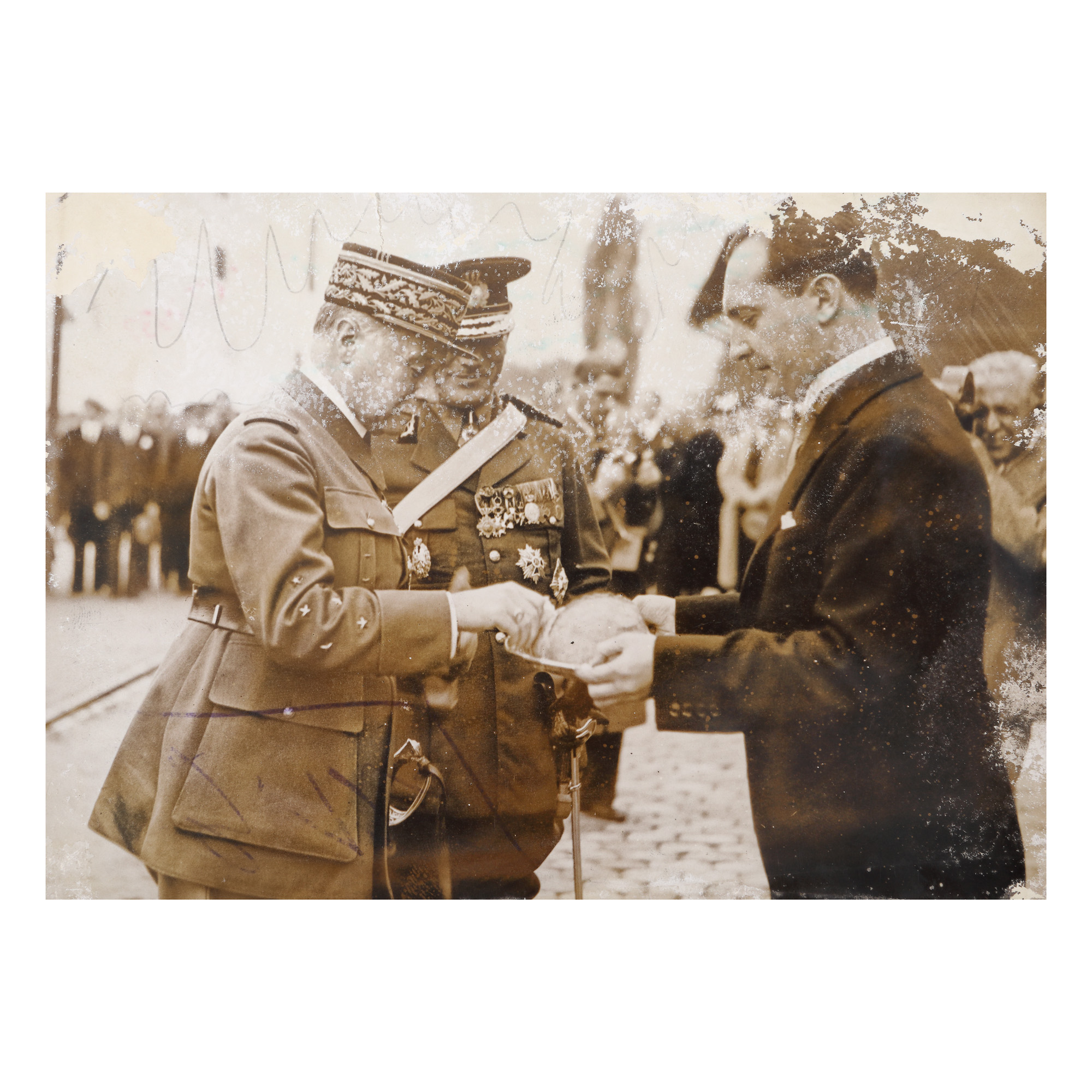 Fotogafie ilustrându-l pe generalul Gamelin în vizită la Turnu-Severin, Foto J. Berman, București, cca. 1936, provine din colecția criticului literar Șerban Cioculescu