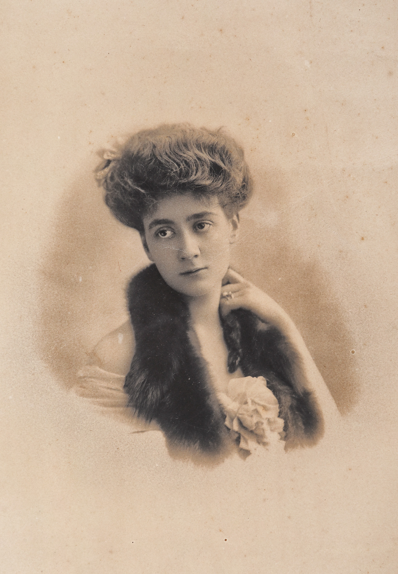 Fotografie ilustrând-o pe Ivonne Ghika-Comănești, cca. 1903, provine din colecția criticului literar Șerban Cioculescu