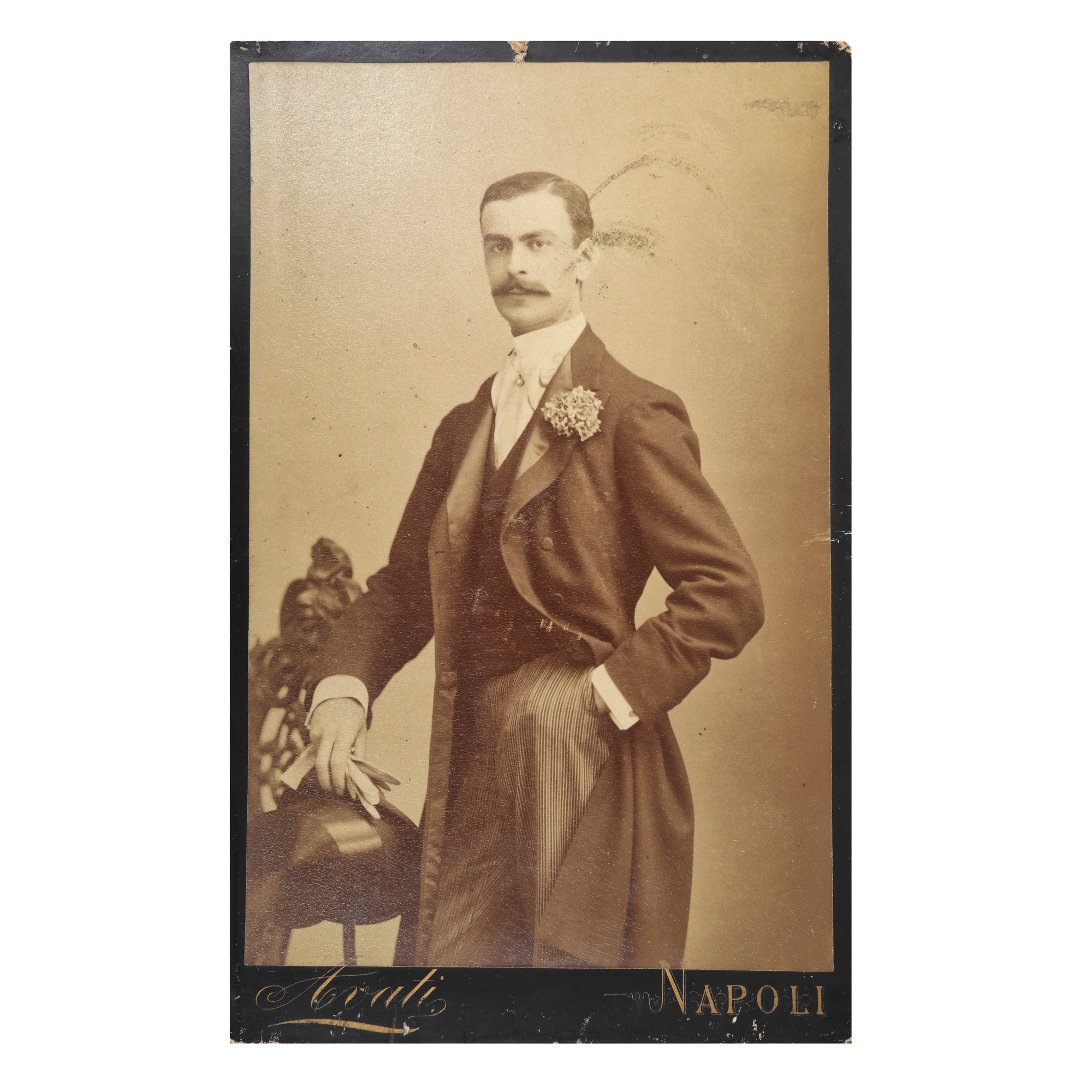Fotografie ilustrându-l pe prințul aviator George Valentin Bibescu în tinerețe, atelier Avati, Napoli, cca. 1910, provine din colecția criticului literar Șerban Cioculescu