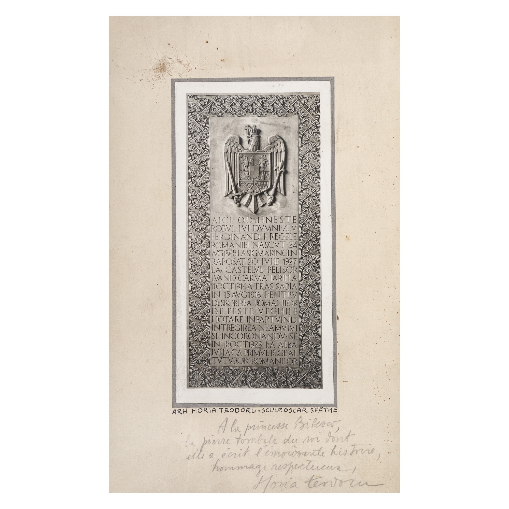 Fotografie ilustrând piatra funerară a Regelui Ferdinand, proiectant arhitectul Horia Teodoru, sculptor Oscar Späthe, cu dedicația arhitectului către Martha Bibescu, cca. 1927, provine din colecția criticului literar Șerban Cioculescu