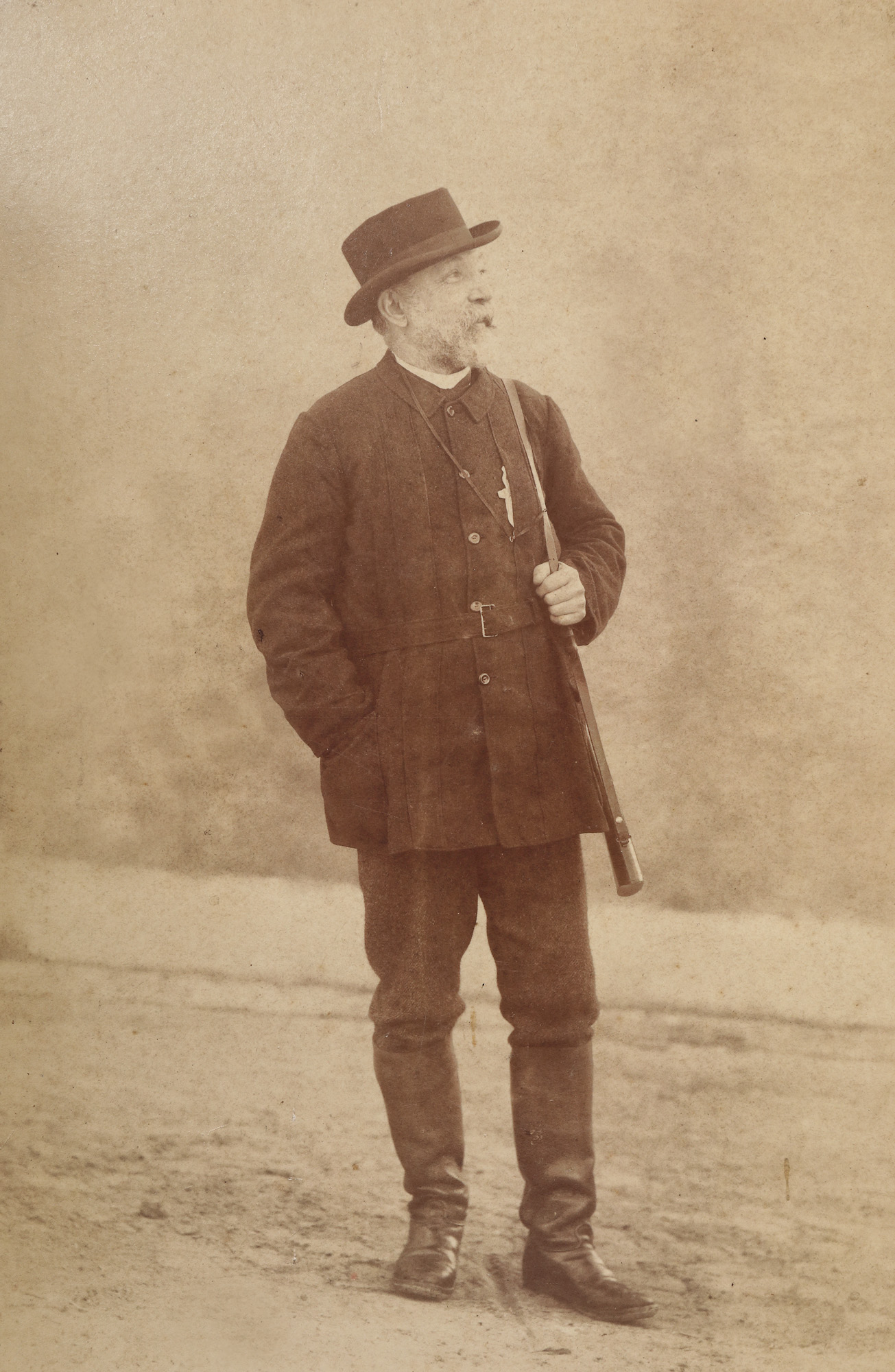 Fotografie a unui aristocrat la vânătoare, cu dedicație olografă către soția prințului George Bibescu, cca. 1910, provine din colecția criticului literar Șerban Cioculescu