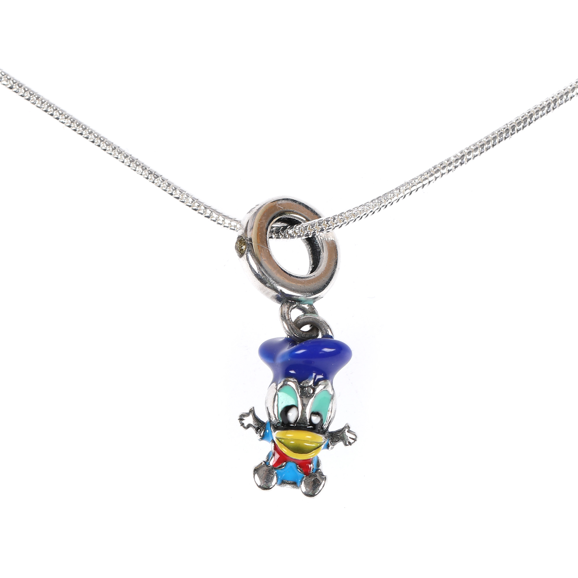 Lanț cu pandantiv din argint, în forma lui Donald Duck, ornat cu email și safire