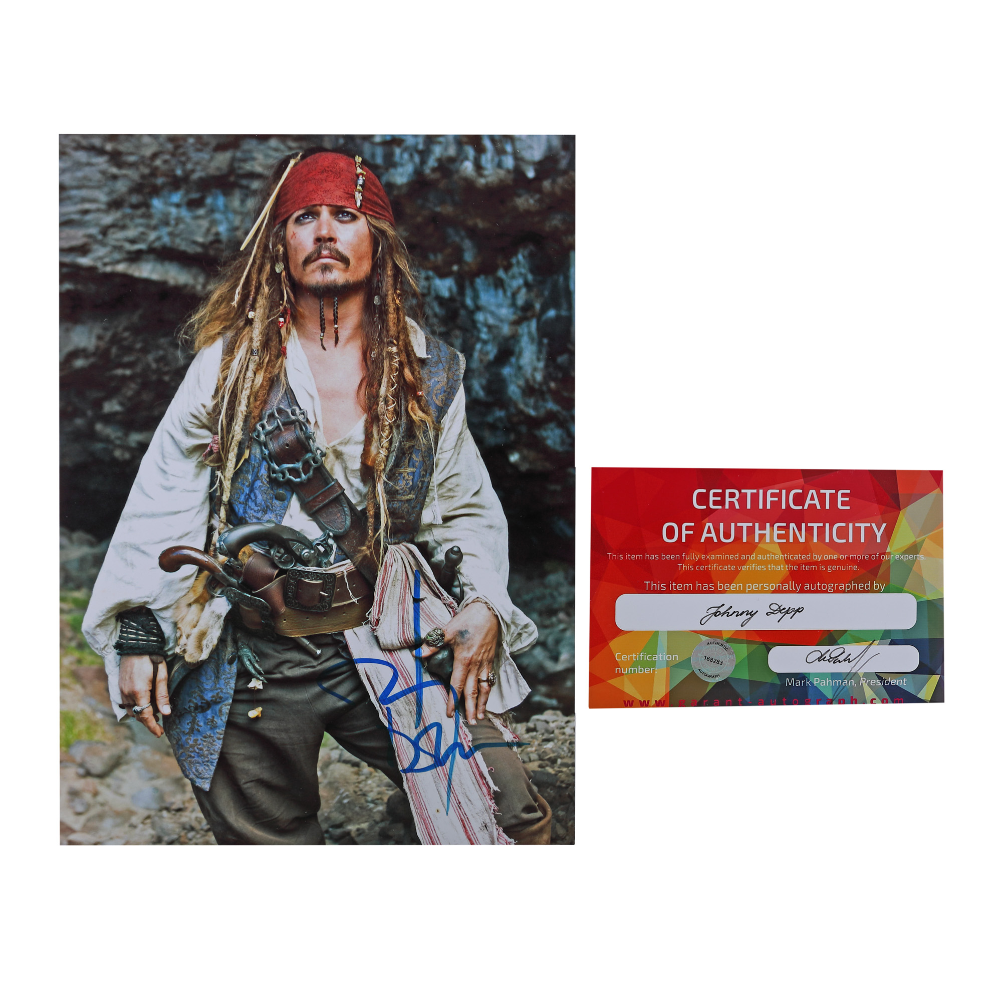 Fotografie ilustrându-l pe Johnny Depp, în rolul lui Jack Sparrow, cu semnătura olografă a actorului, însoțită de certificatul de autenticitate