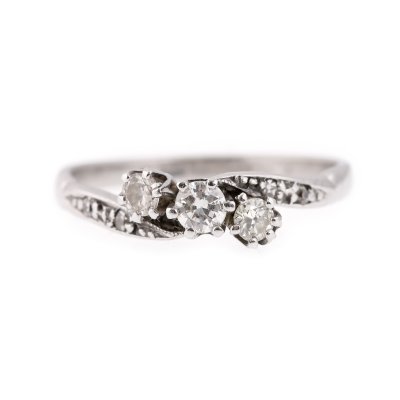 Inel din aur alb, decorat cu diamante