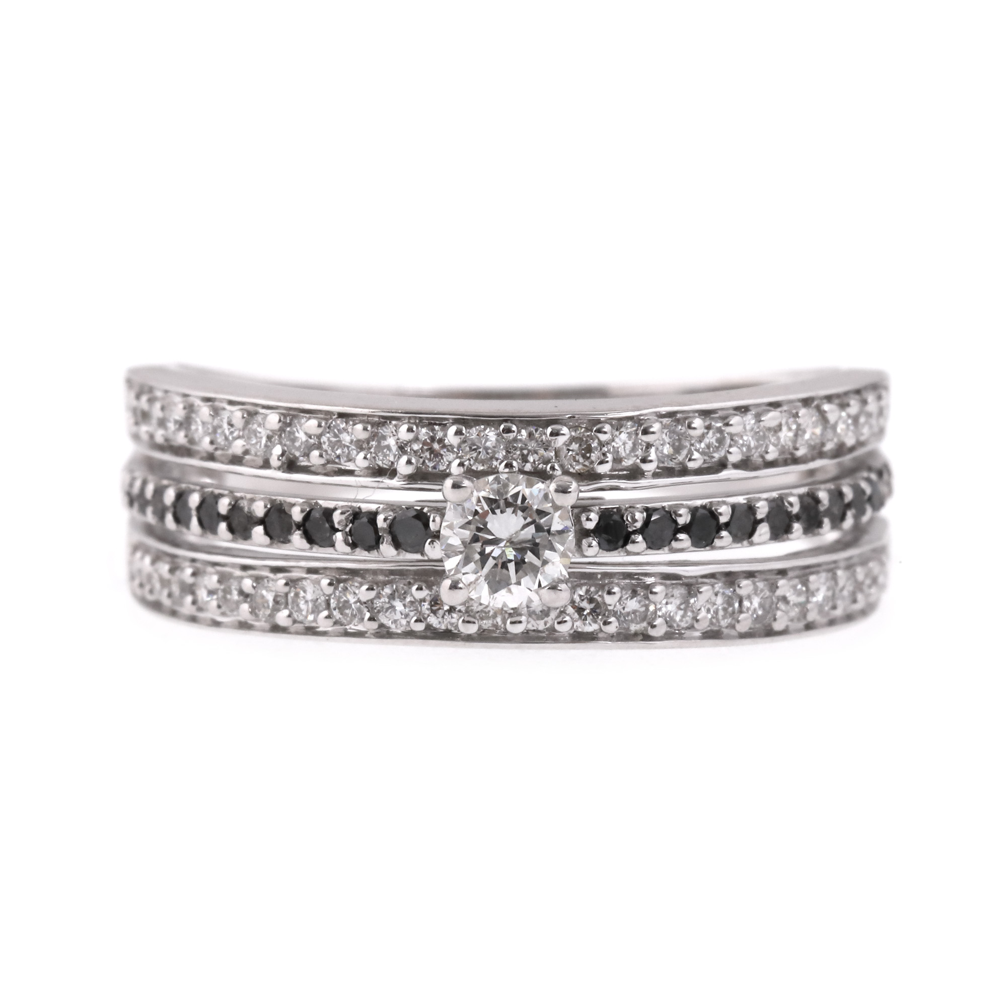 White gold ring, decorated with white and black diamonds