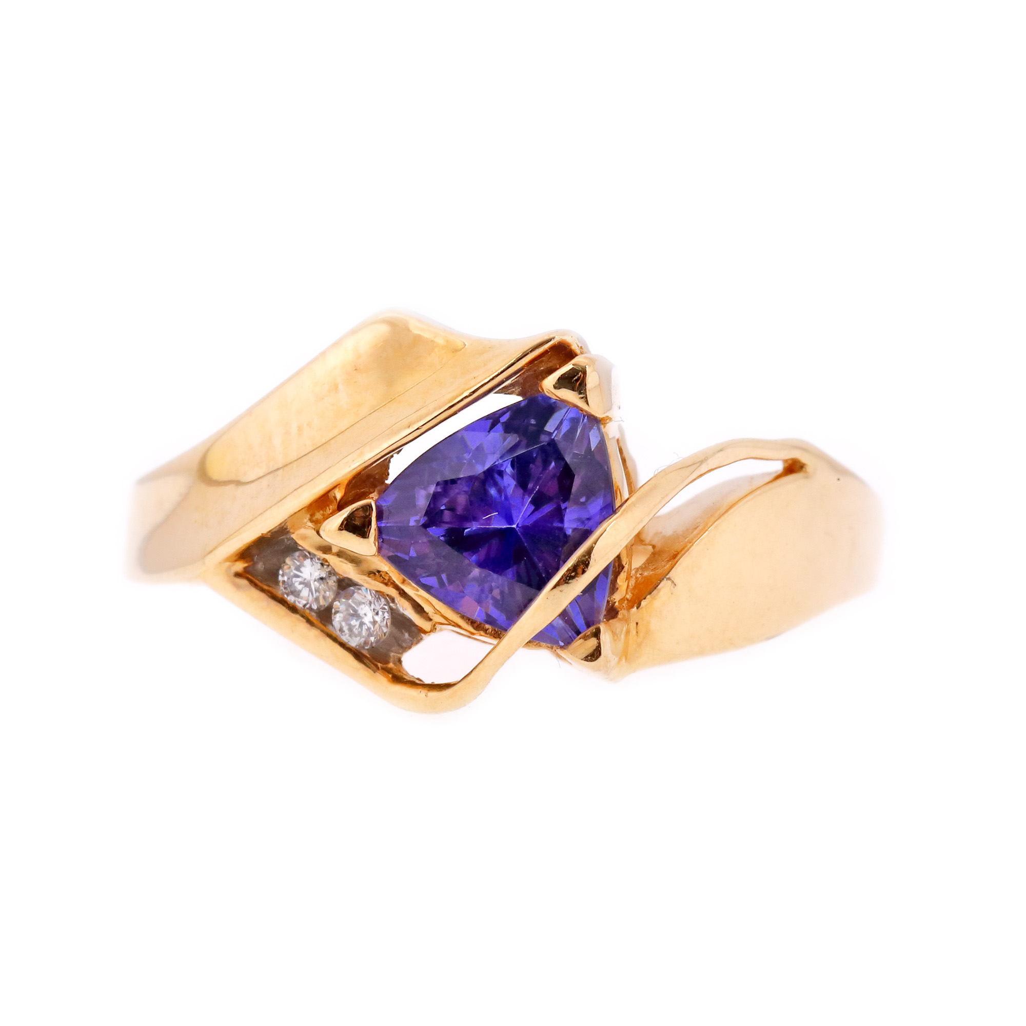 Gold ring, decorated with tanzanite and diamonds