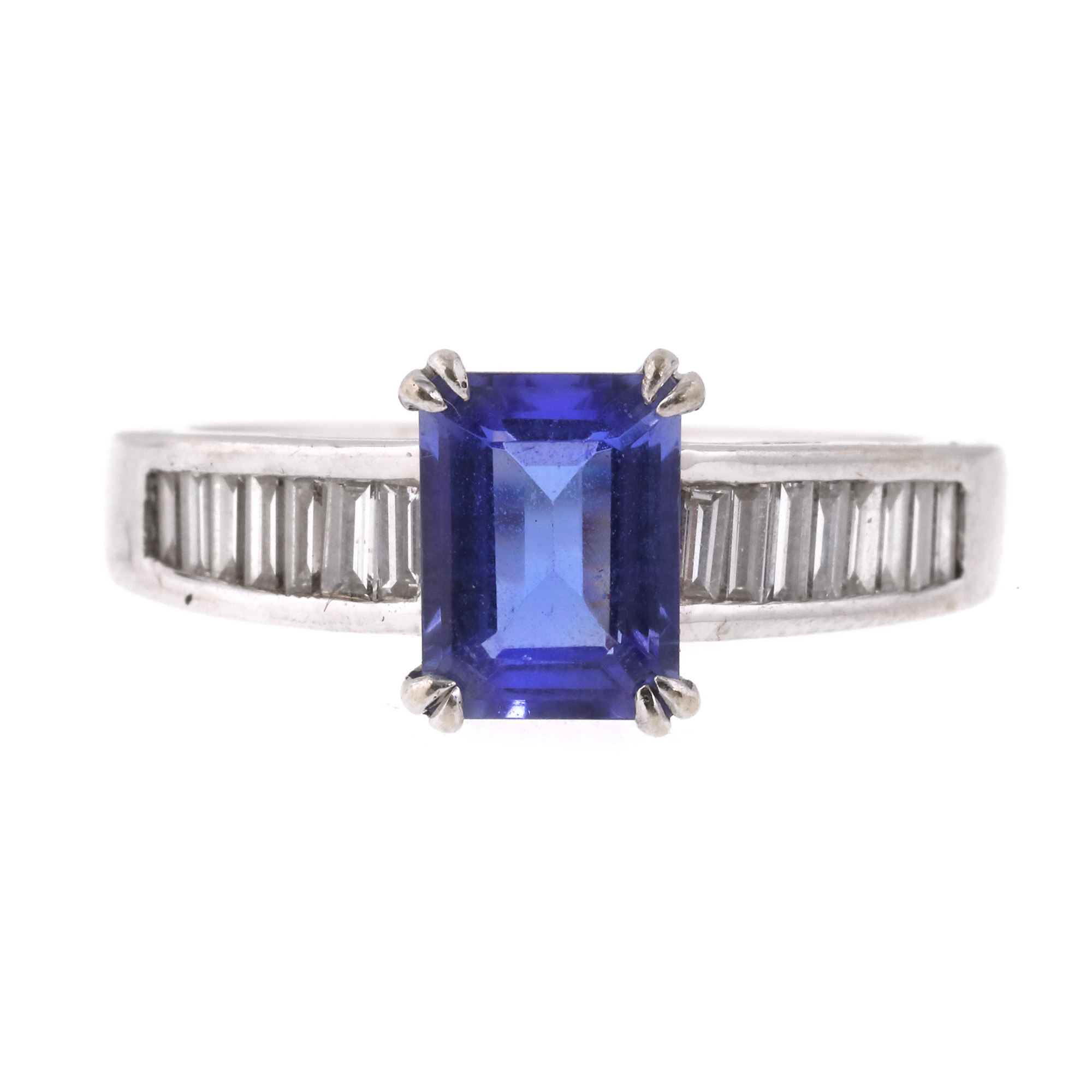 White gold ring, decorated with tanzanite and diamonds