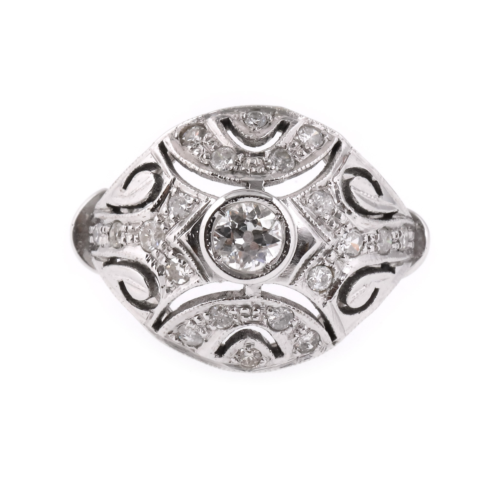 Inel din aur alb, în manieră edwardiană, decorat cu diamante