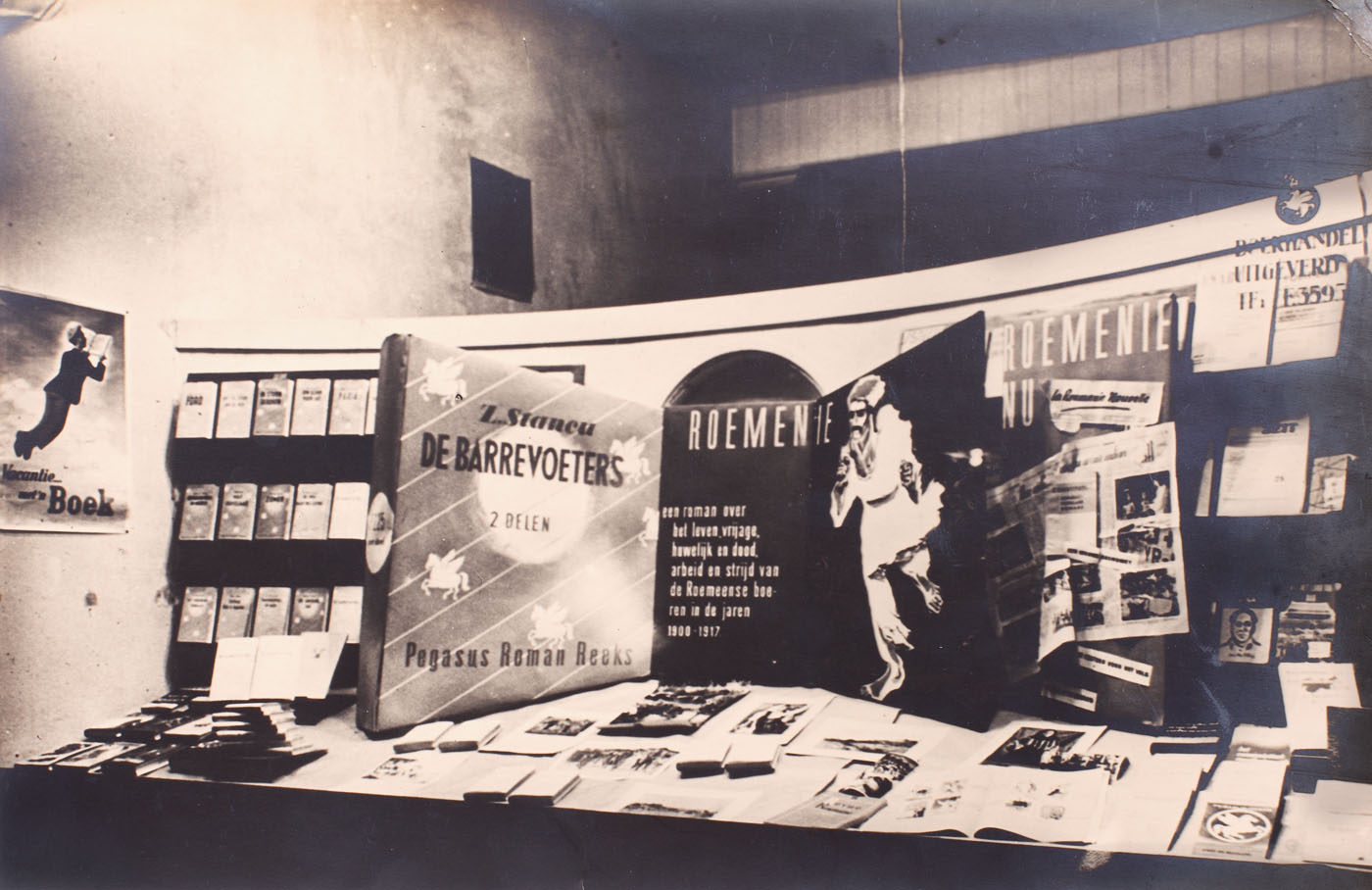 Photograph of the window of a bookstore in The Netherlands, promoting the Dutch adaptation of the novel "Barefoot"