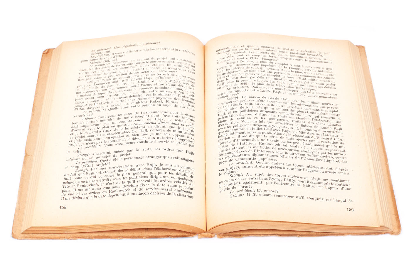 "Laszlo Rajk şi complicii săi în faţa Tribunalului Poporului", franceză, Budapesta, 1949, provine din biblioteca scriitorului Zaharia Stancu
