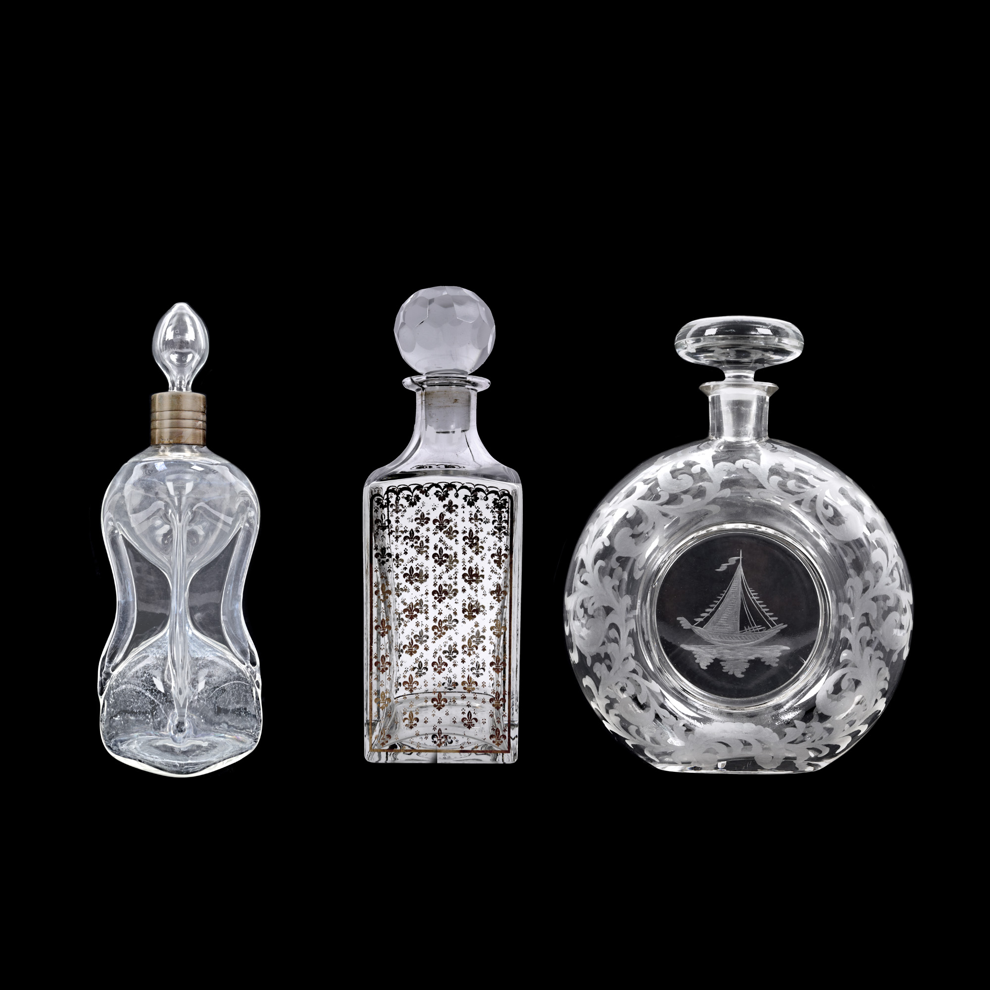 Set format din trei decantoare din cristal, pentru băuturi spirtoase