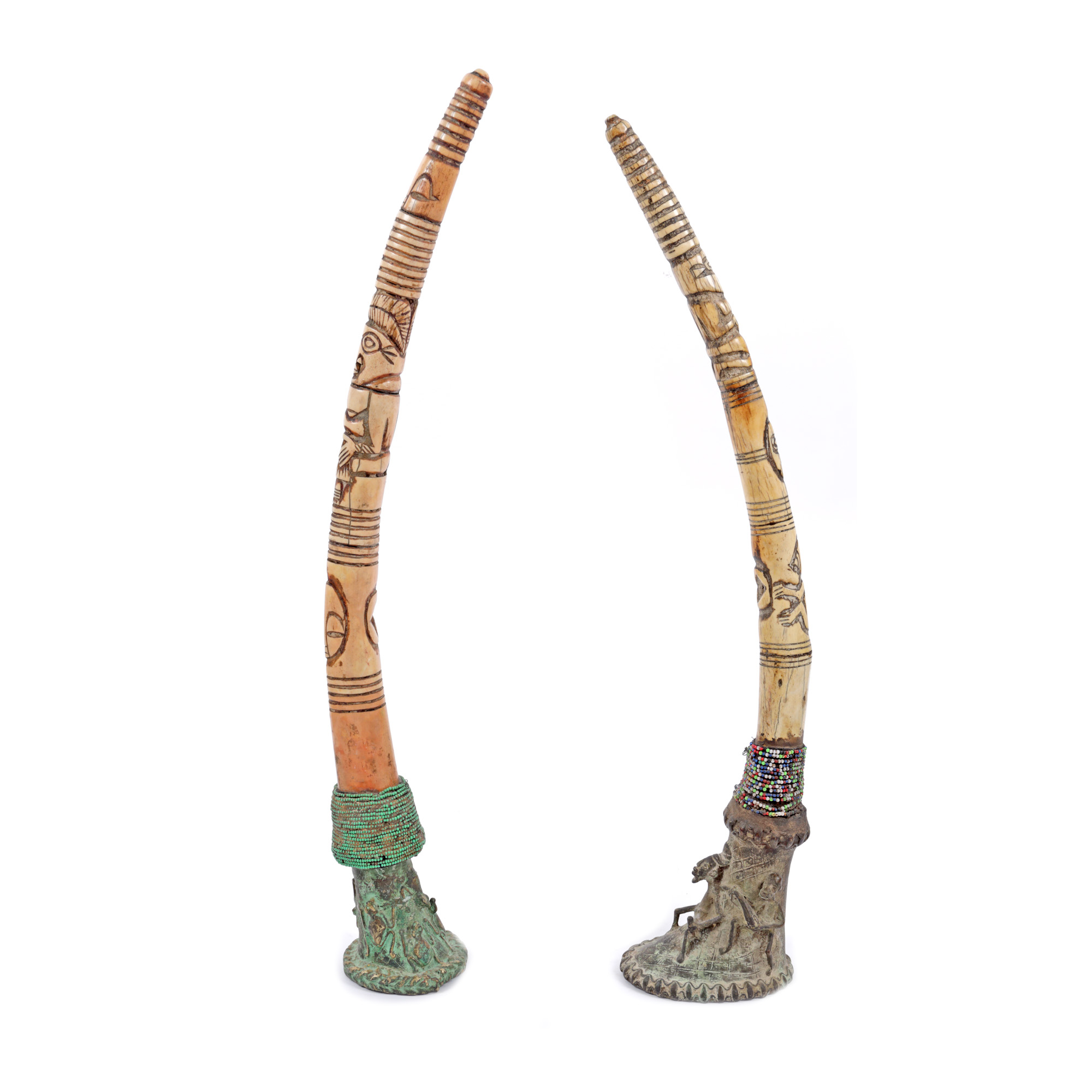 Pereche de statuete africane, din os, cu suport din bronz, decorate cu mărgele și alte motive tribale, a decorat Palatul Primăverii